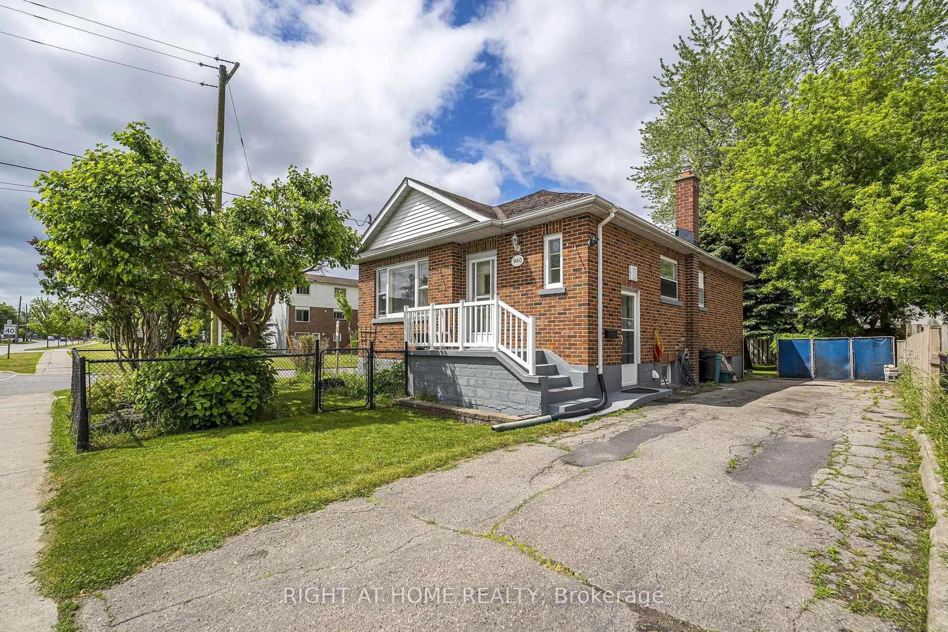 A pic from outside/outdoor area/front of a property/back of a property/a pic from drone, street for 980 Glen St, Oshawa Ontario L1J 3V1
