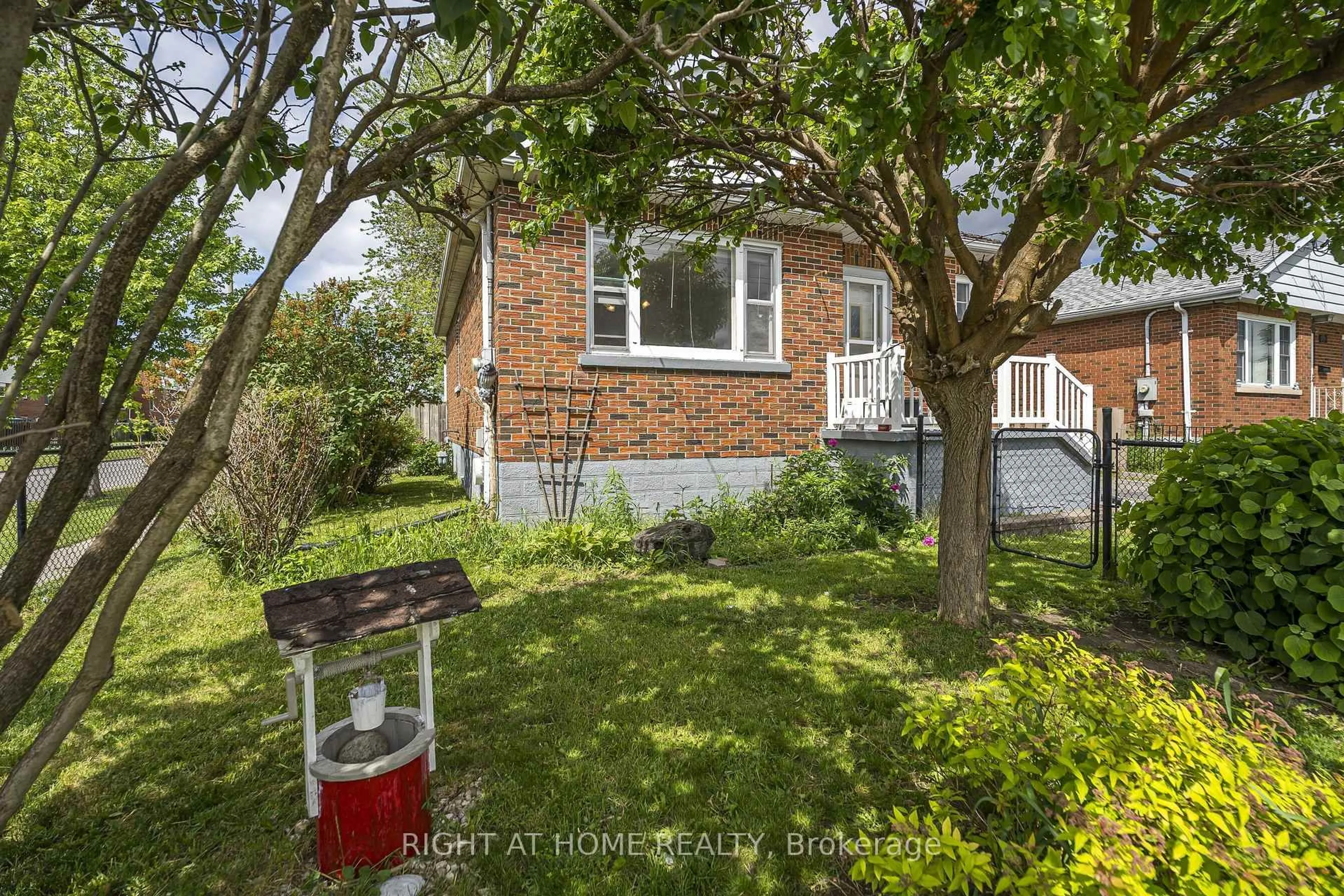 A pic from outside/outdoor area/front of a property/back of a property/a pic from drone, street for 980 Glen St, Oshawa Ontario L1J 3V1