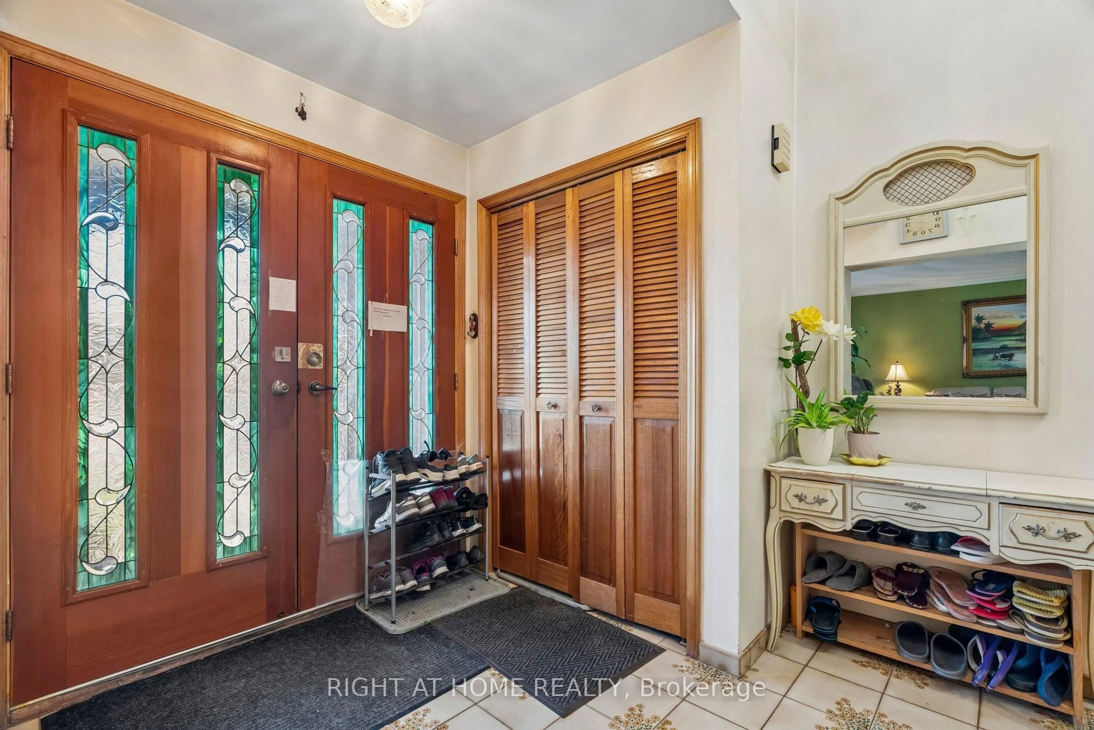 Indoor entryway for 16 Ascolda Blvd, Toronto Ontario M1J 2N7
