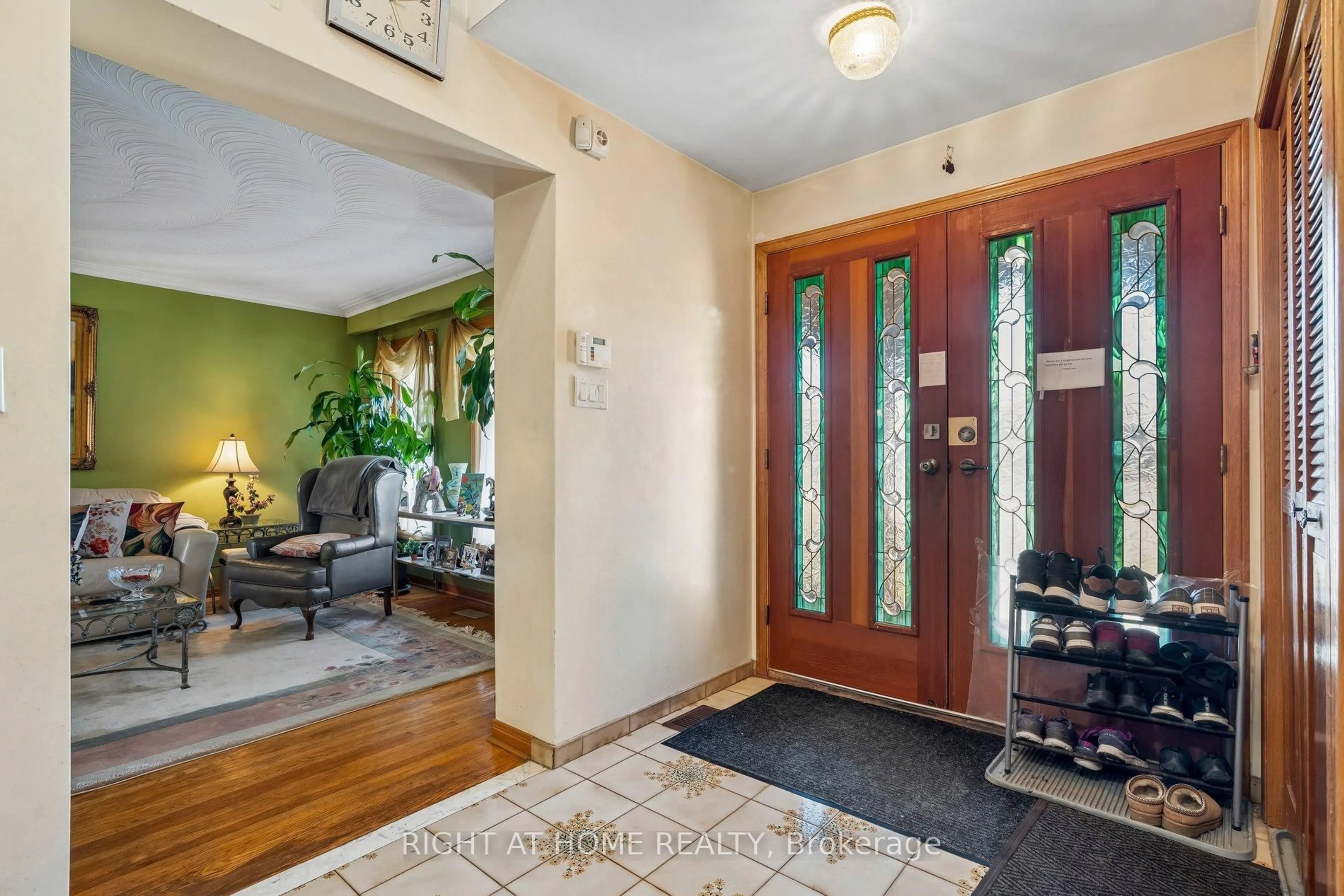 Indoor entryway for 16 Ascolda Blvd, Toronto Ontario M1J 2N7