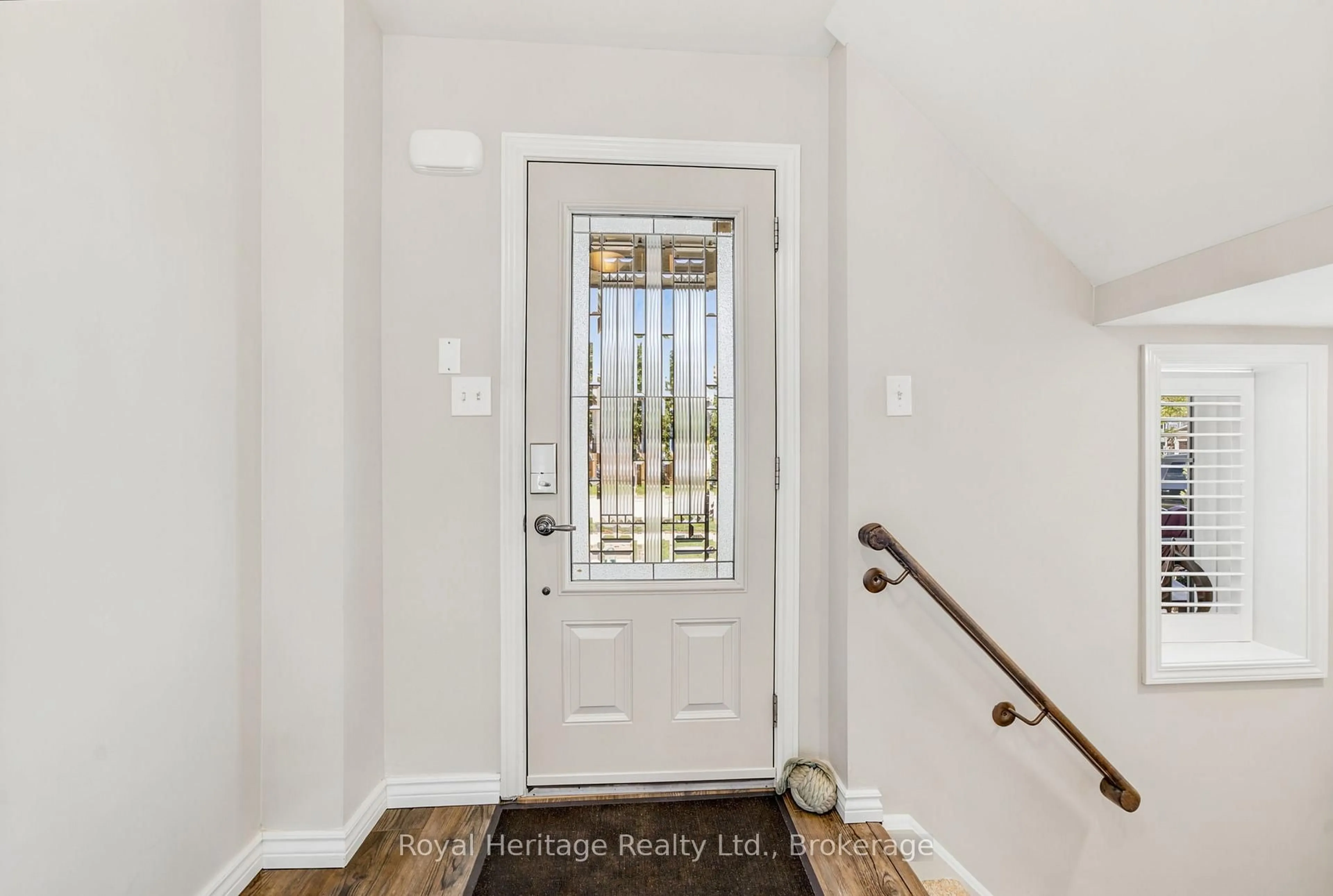 Indoor entryway for 7 Waterview Lane, Clarington Ontario L1B 1N5