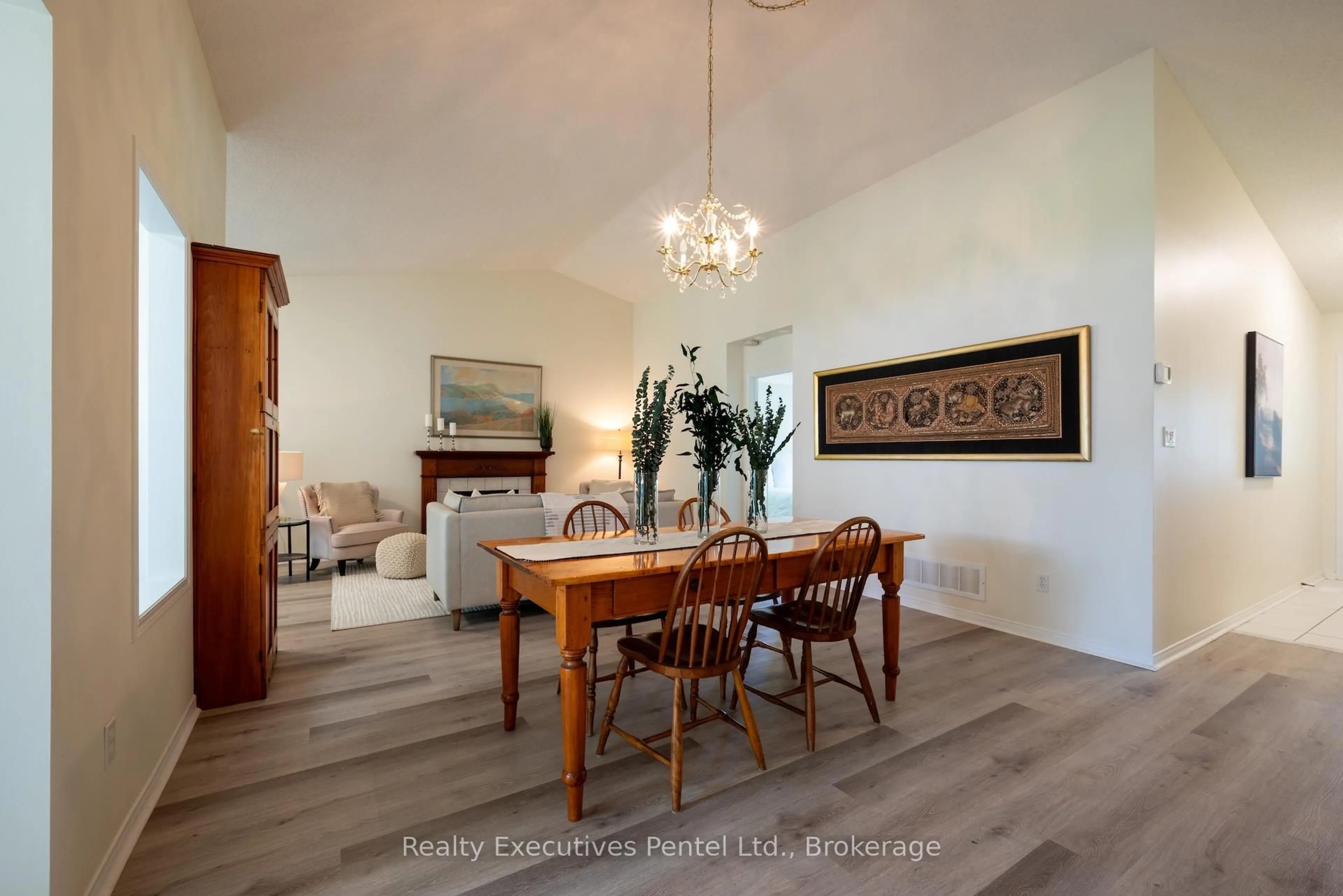 Dining room, wood/laminate floor for 1 Cliff Dr, Clarington Ontario L1B 1P2
