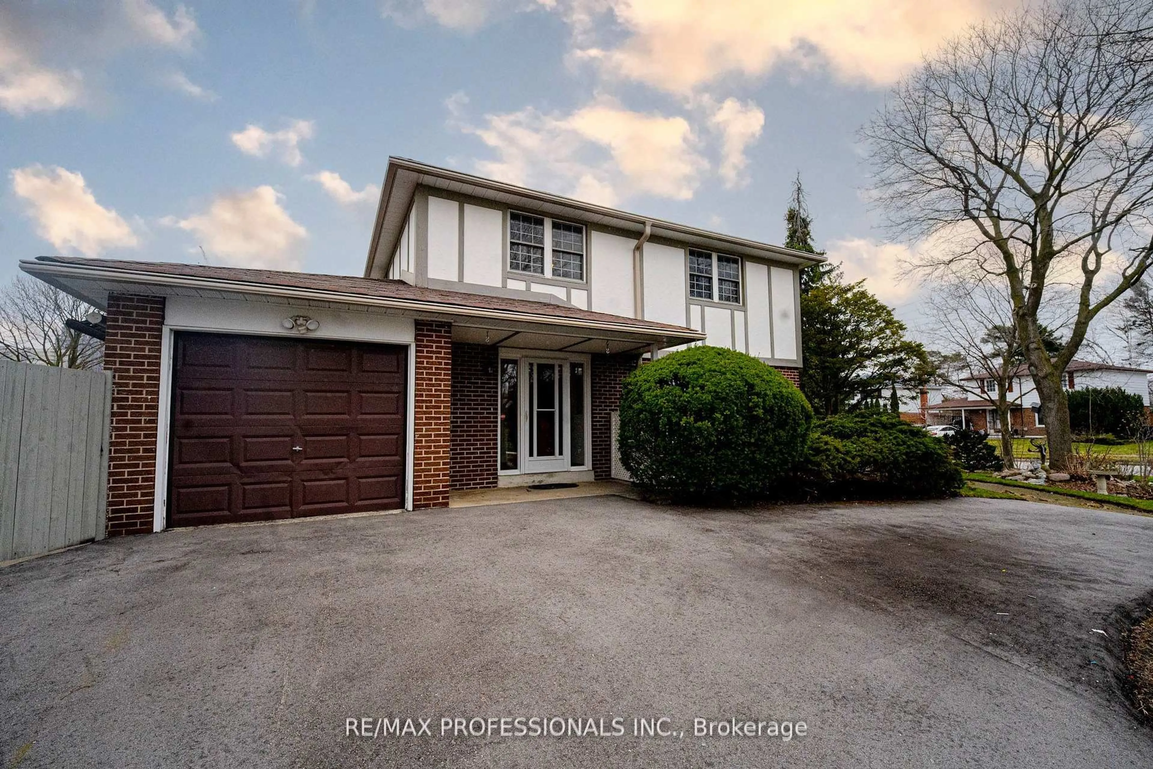 A pic from outside/outdoor area/front of a property/back of a property/a pic from drone, street for 1 Bluefin Cres, Toronto Ontario M1H 2K9
