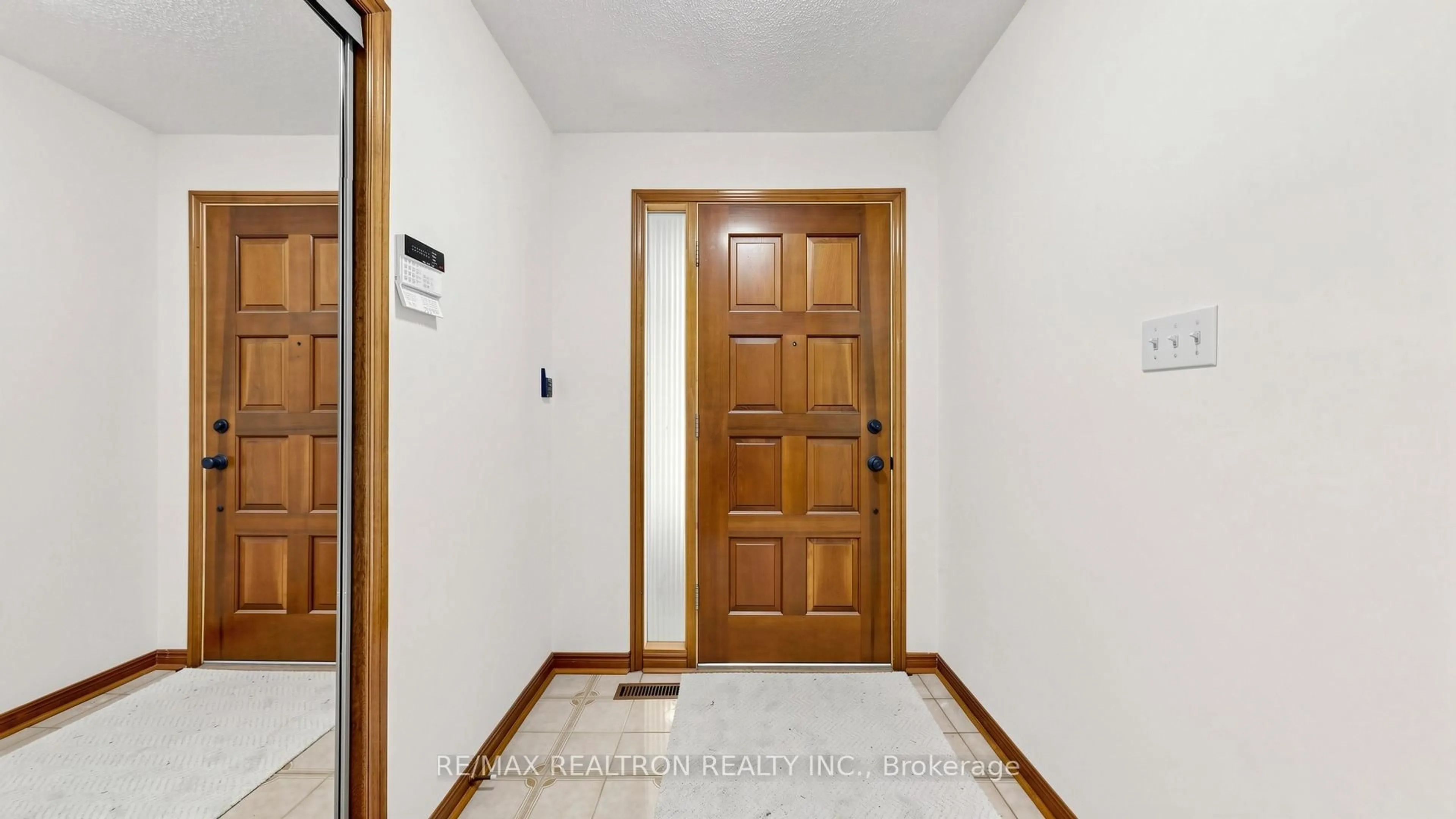 Indoor foyer for 328 Goldhawk Tr, Toronto Ontario M1V 4H1