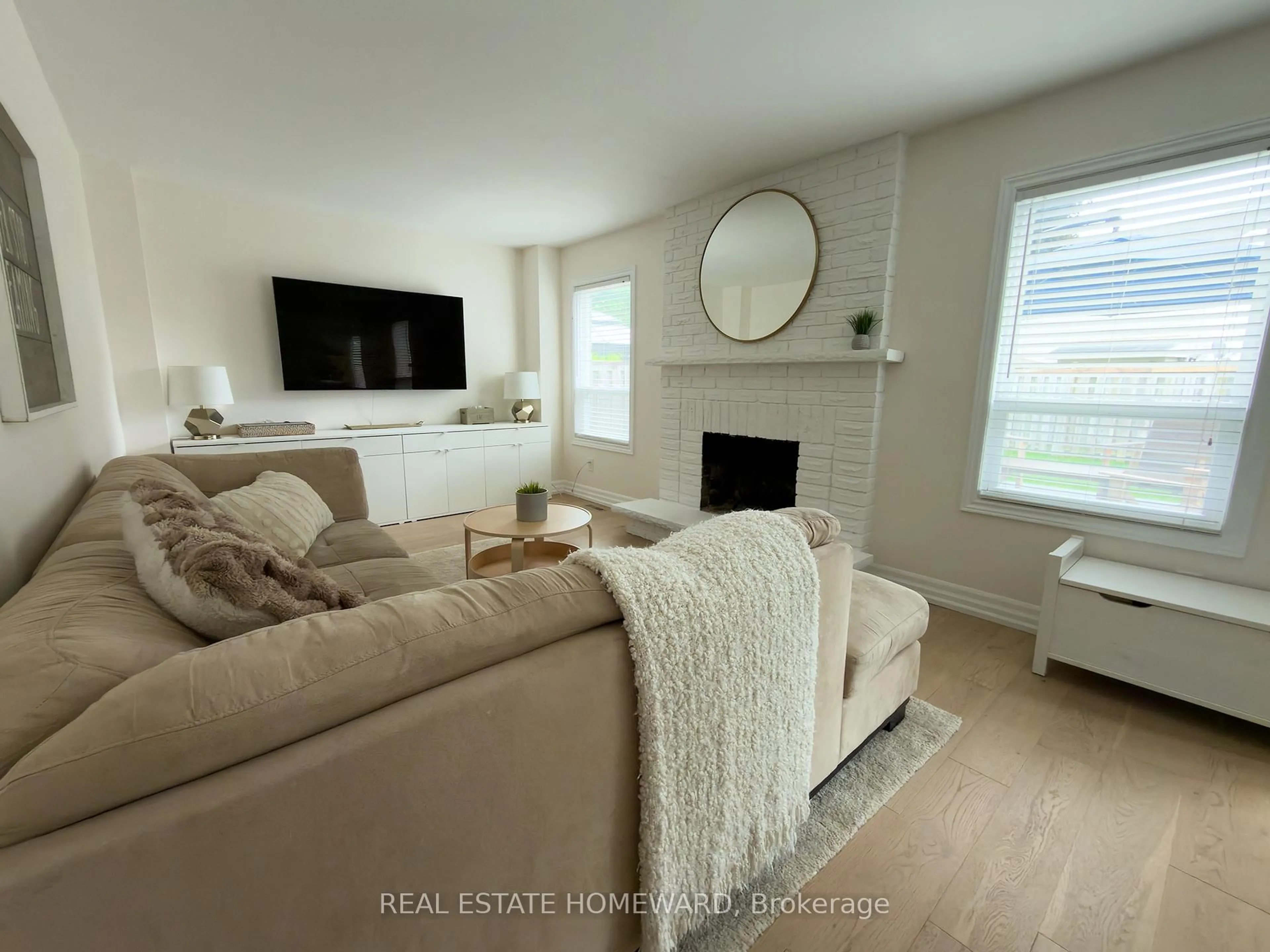 Living room with furniture, unknown for 867 White Ash Dr, Whitby Ontario L1N 7L8