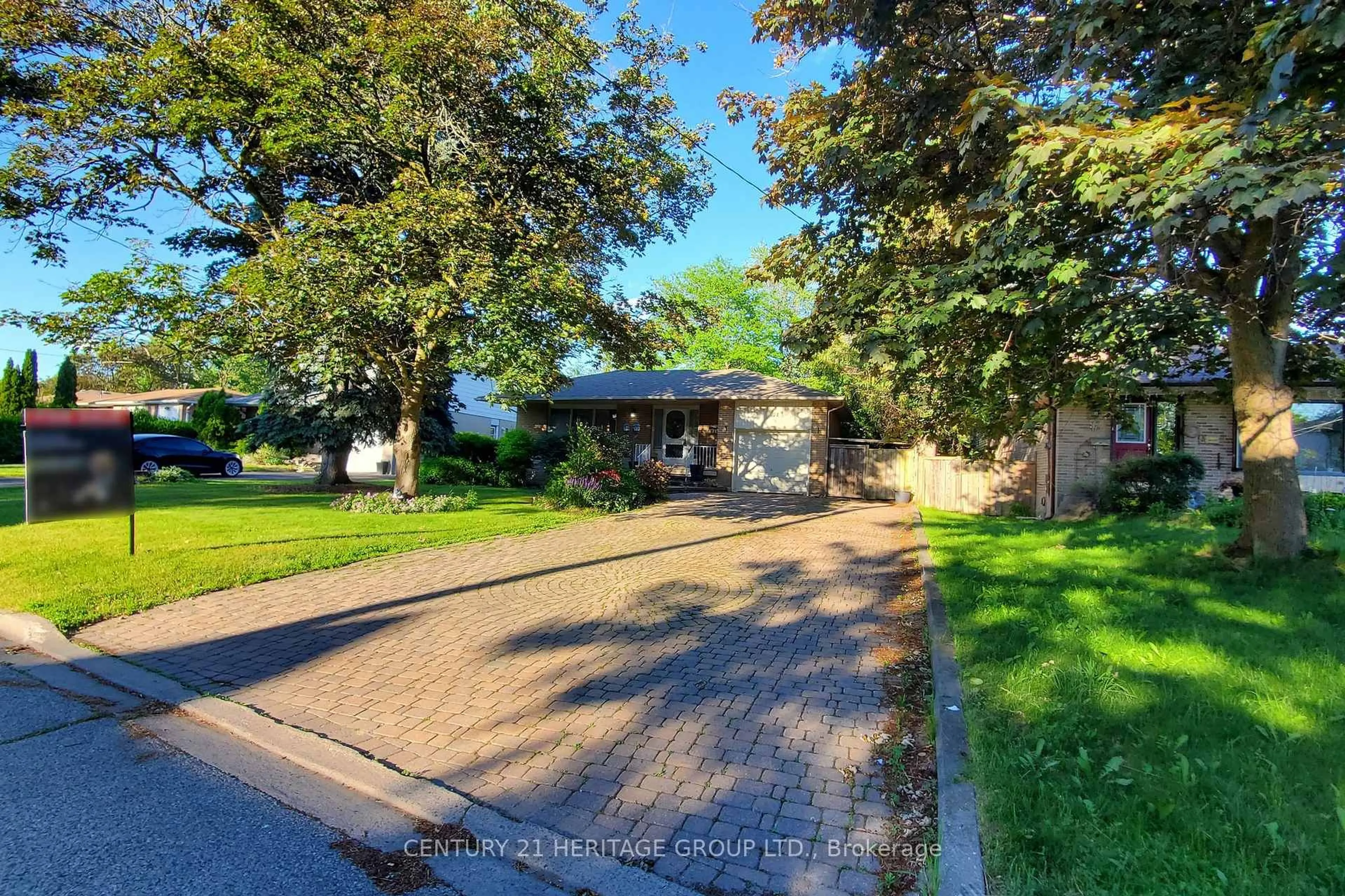 A pic from outside/outdoor area/front of a property/back of a property/a pic from drone, street for 71 Mill St, Ajax Ontario L1S 6K2