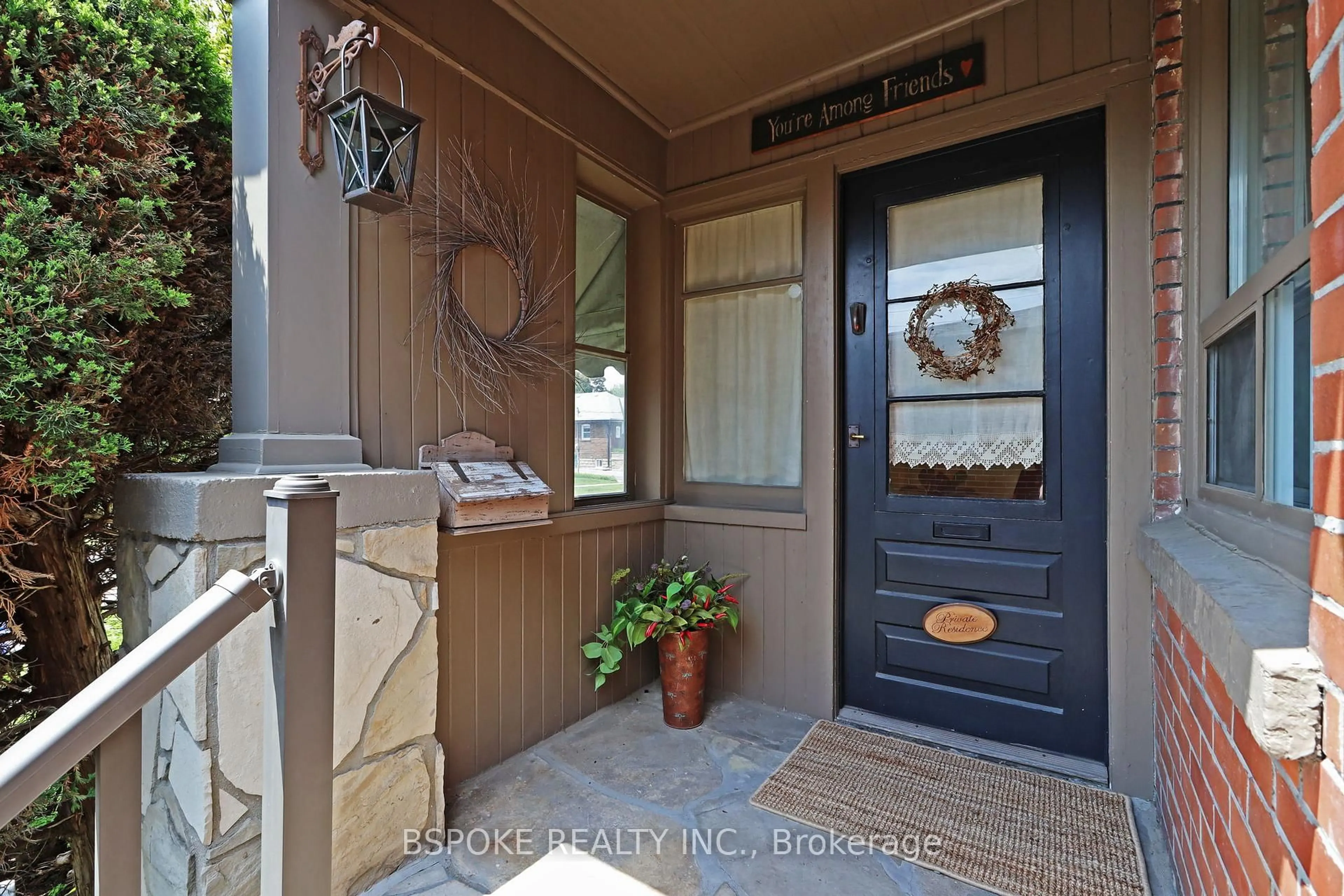 Indoor entryway for 47 Gladstone Ave, Oshawa Ontario L1J 4E4