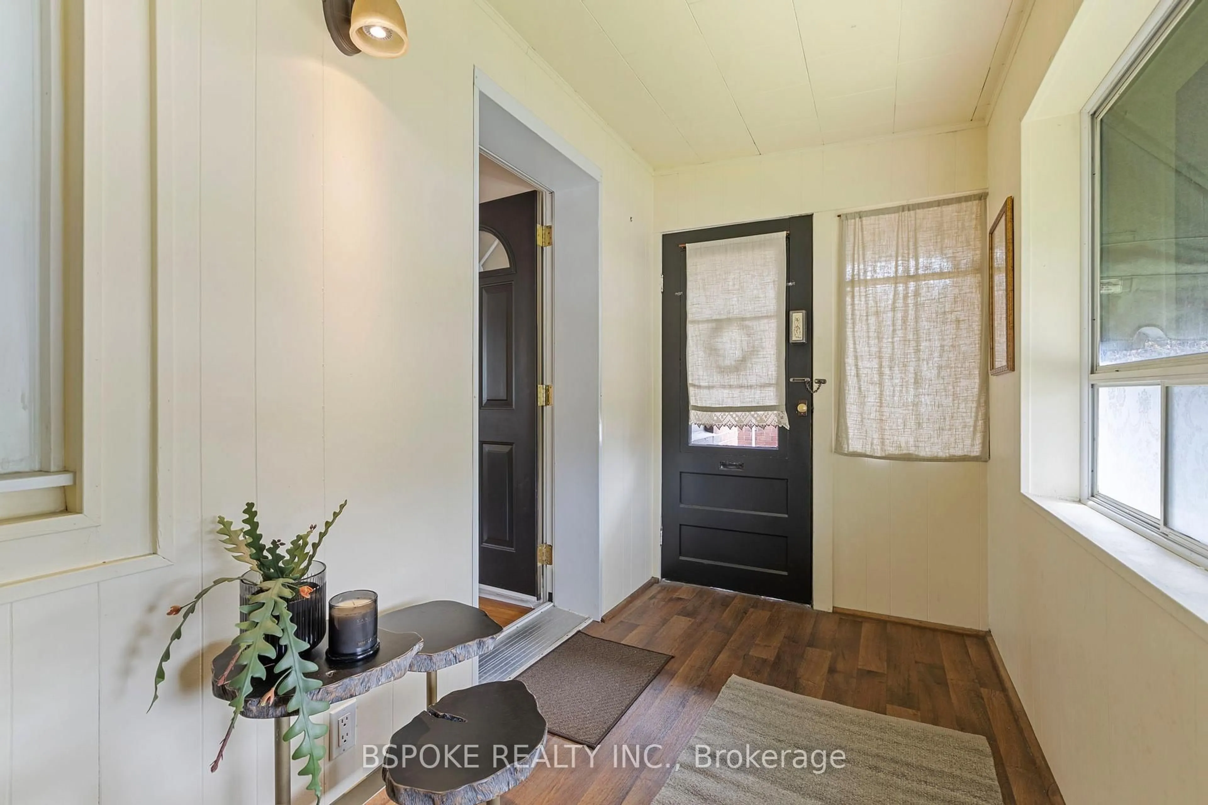 Indoor entryway for 47 Gladstone Ave, Oshawa Ontario L1J 4E4