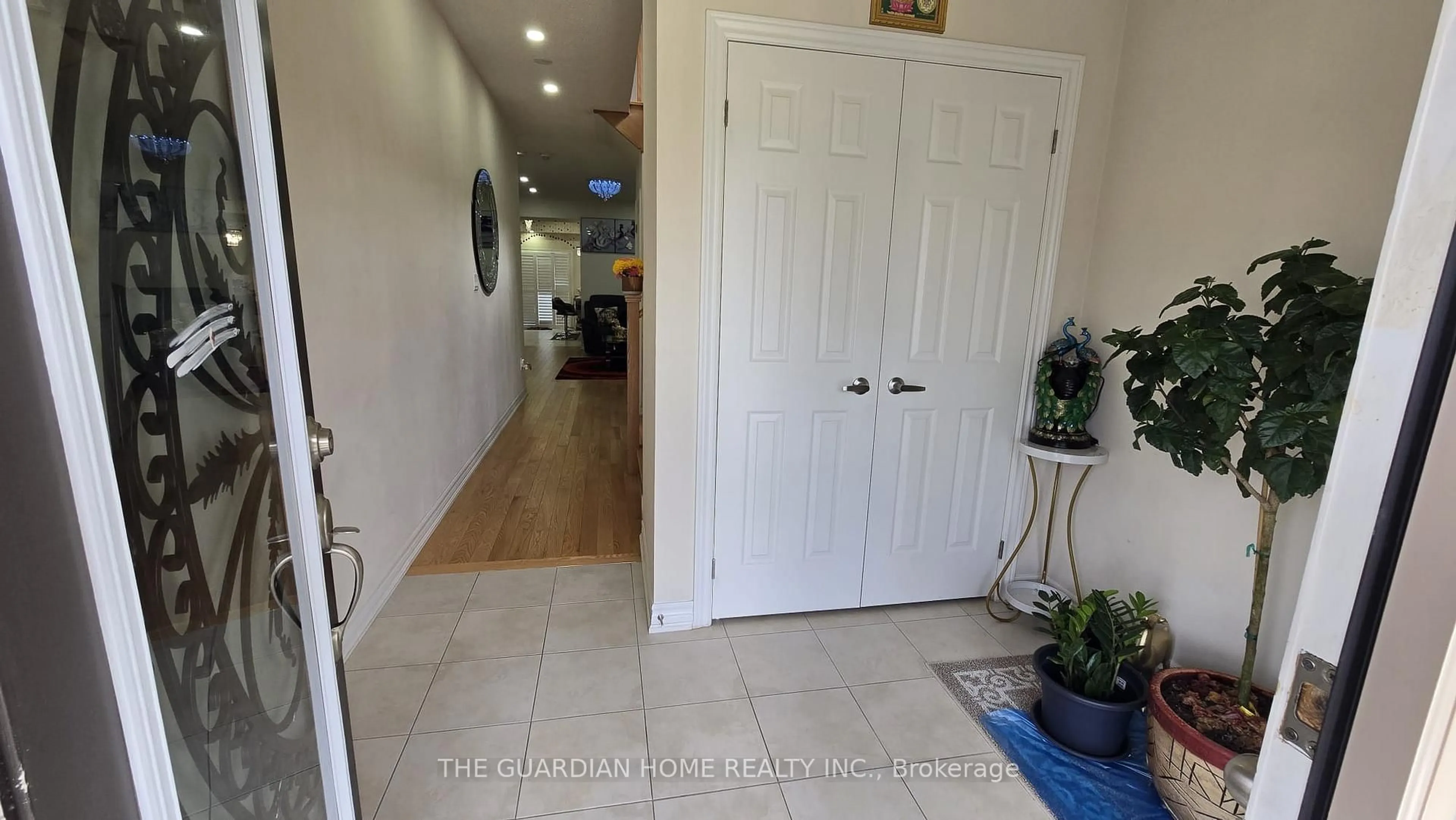 Indoor entryway for 221 Fleetwood Dr, Oshawa Ontario L1K 3E7