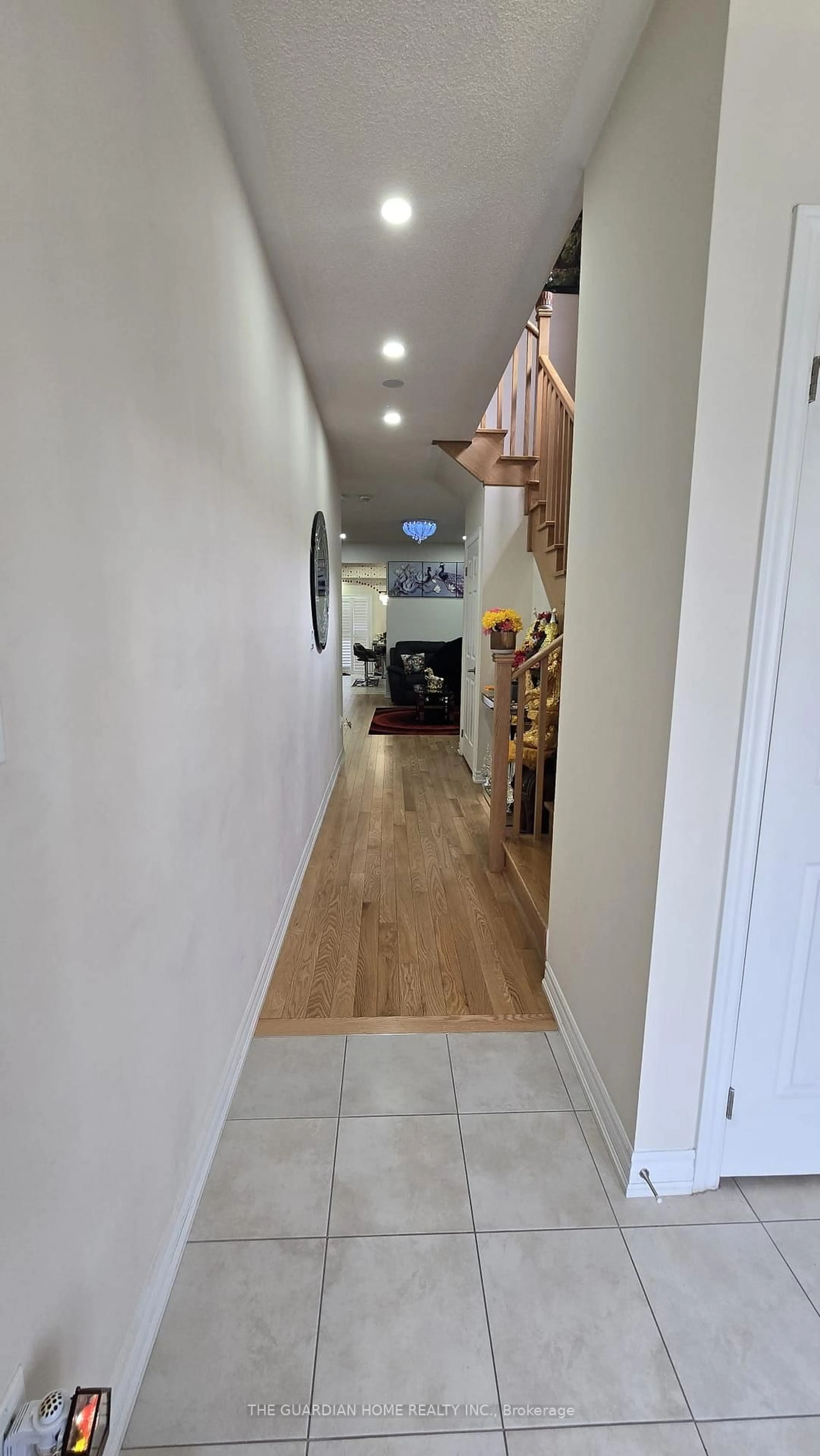 Indoor entryway for 221 Fleetwood Dr, Oshawa Ontario L1K 3E7