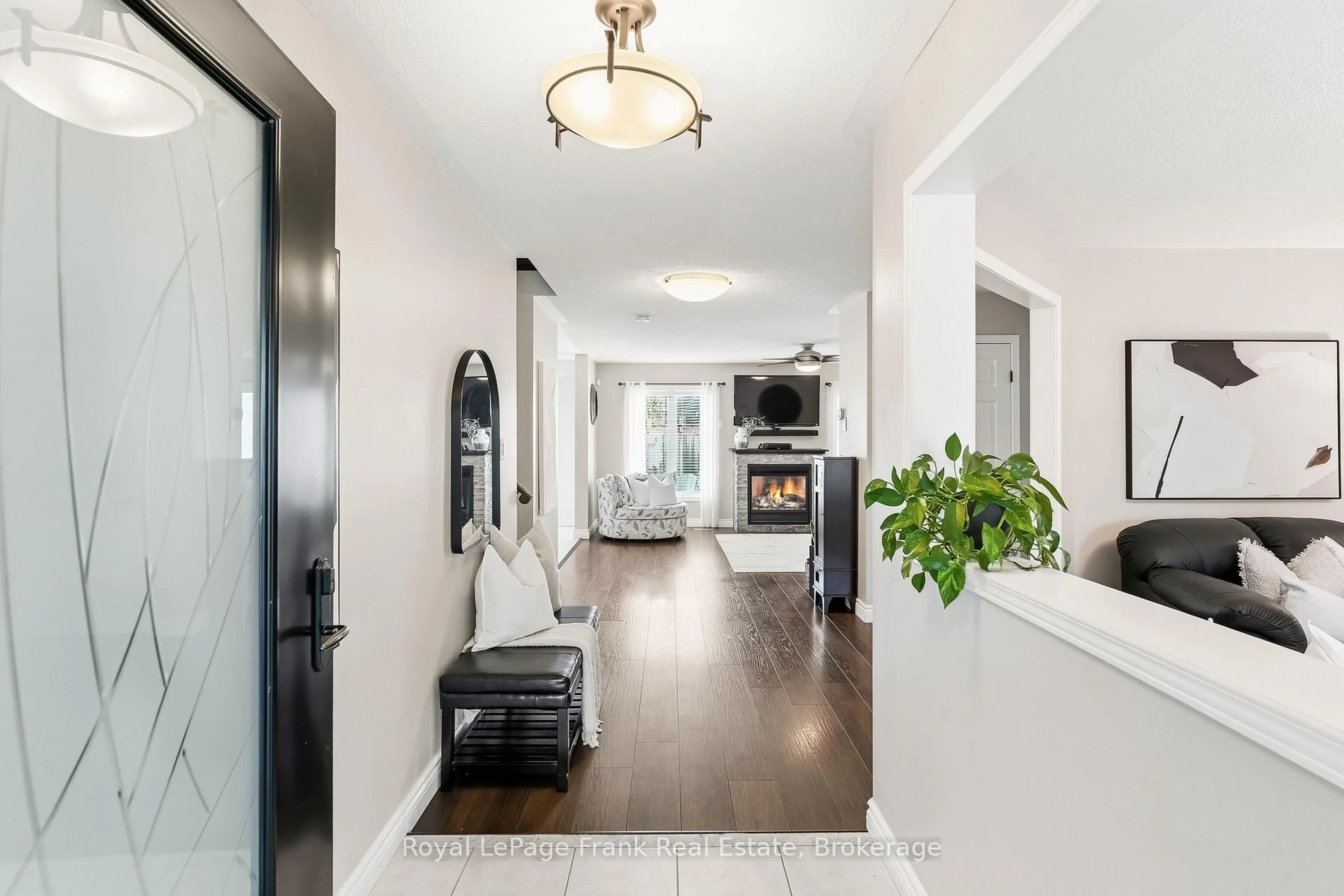 Indoor entryway for 232 Shipway Ave, Clarington Ontario L1B 1M8
