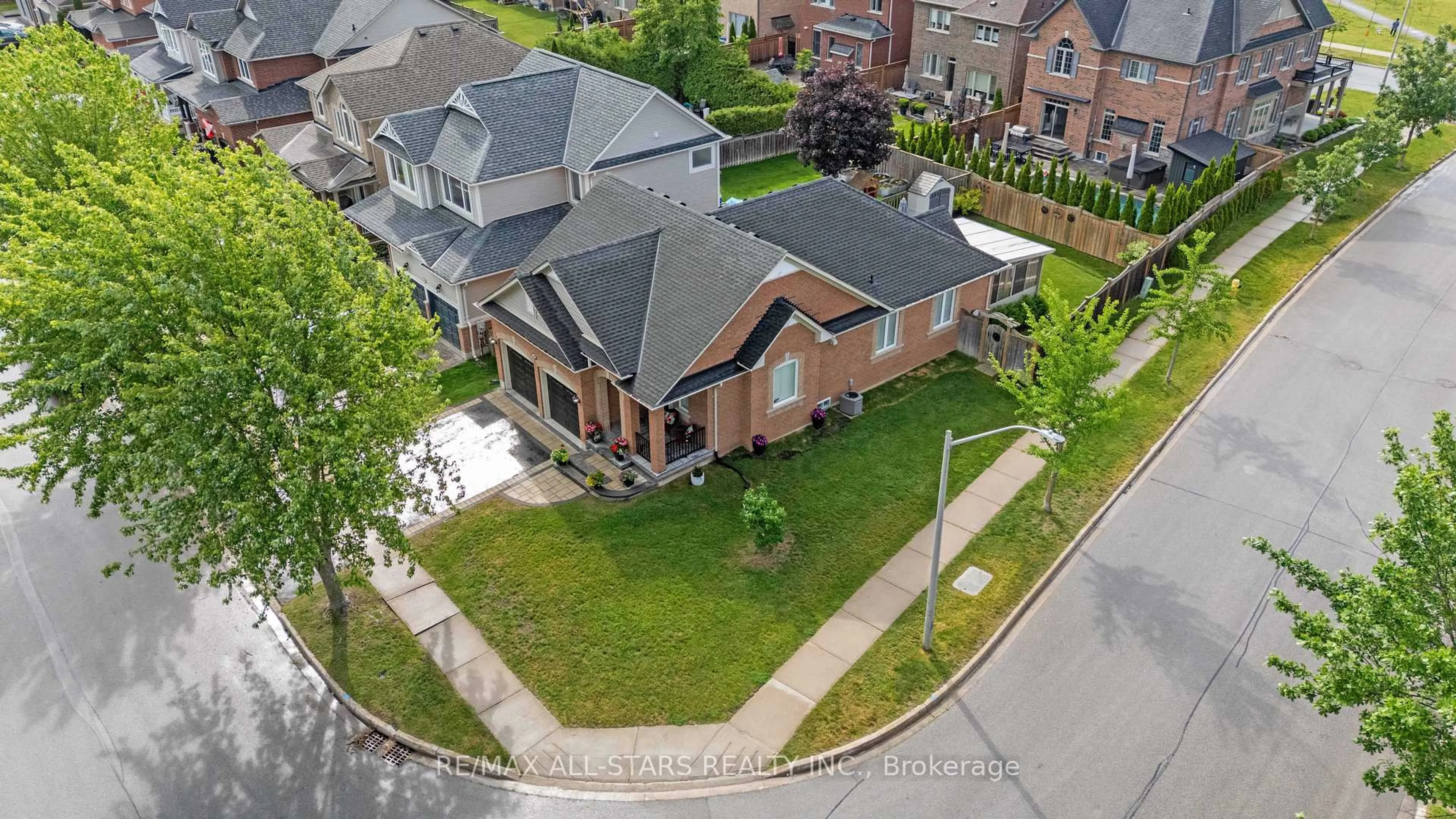 A pic from outside/outdoor area/front of a property/back of a property/a pic from drone, street for 76 Chimney Hill Way, Scugog Ontario L9L 2E1