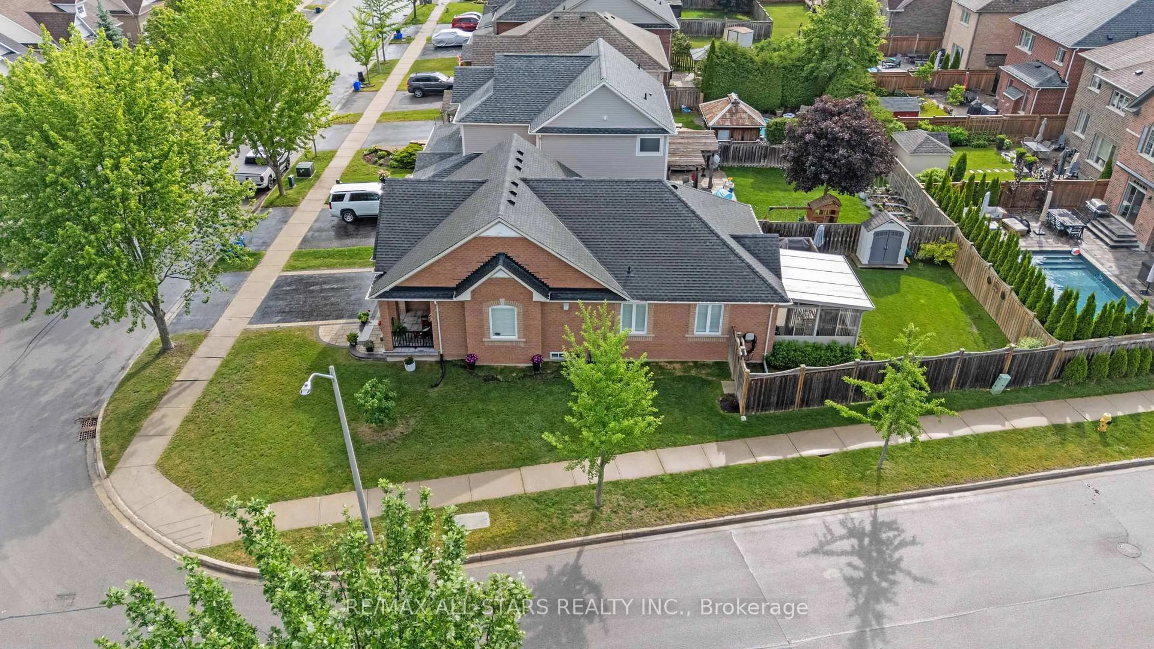 A pic from outside/outdoor area/front of a property/back of a property/a pic from drone, street for 76 Chimney Hill Way, Scugog Ontario L9L 2E1