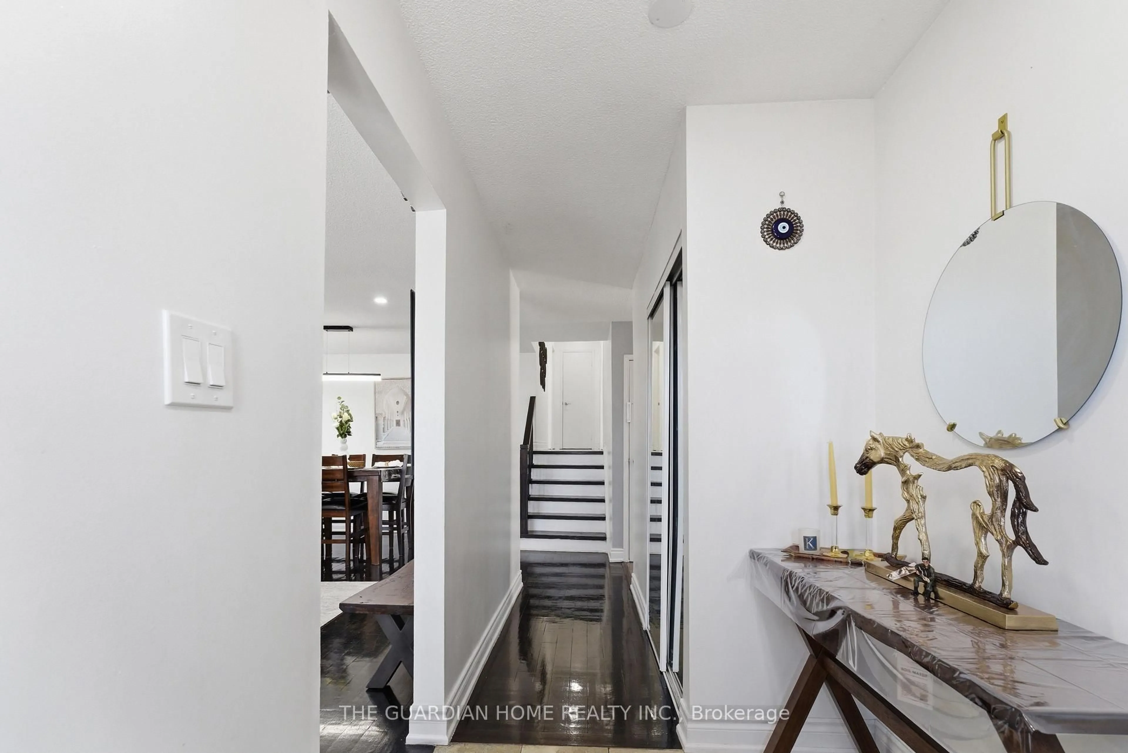 Indoor entryway for 174 Harmony Rd, Oshawa Ontario L1H 6T5