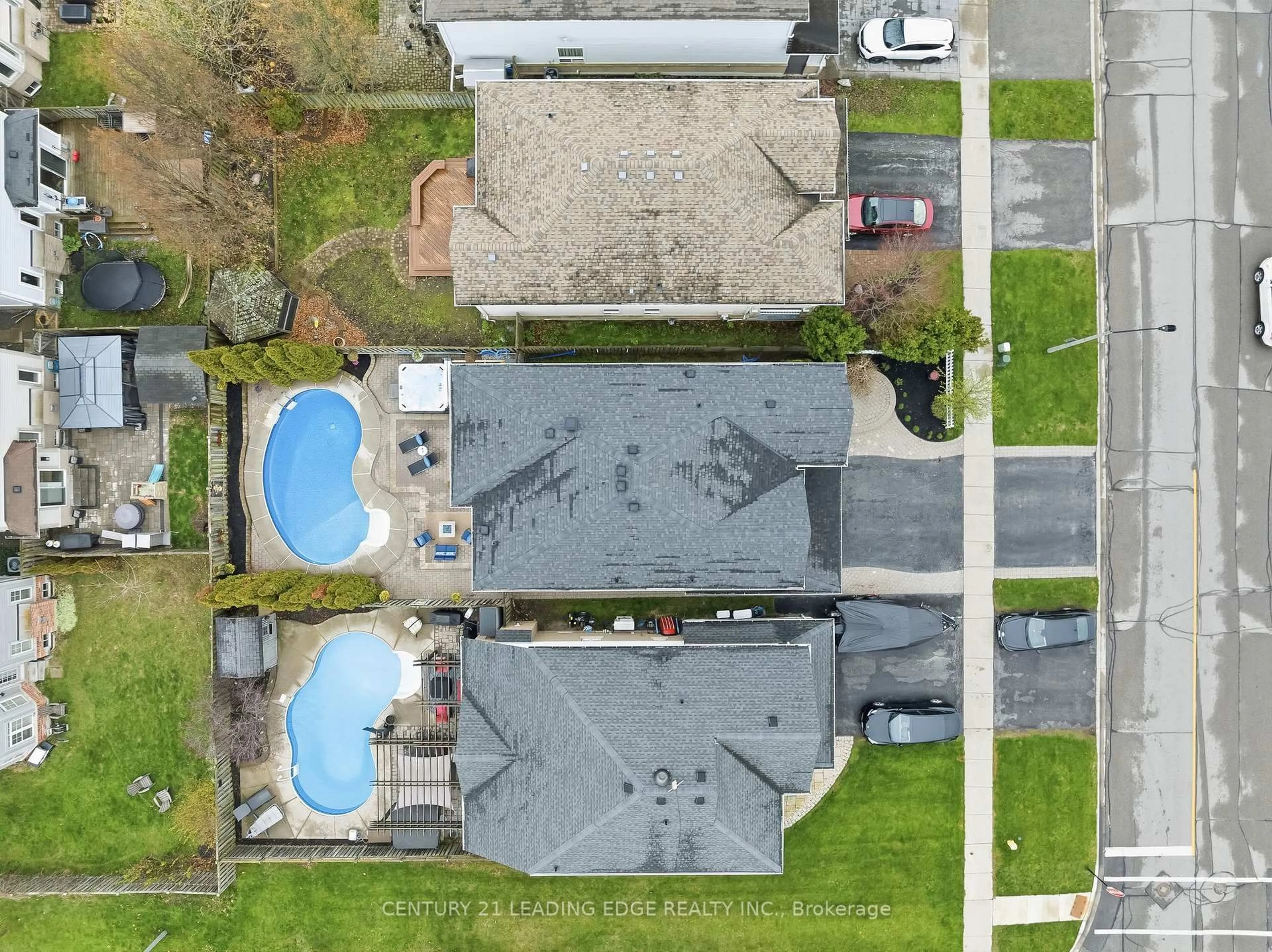 A pic from outside/outdoor area/front of a property/back of a property/a pic from drone, street for 390 Whitby Shores Greenway, Whitby Ontario L1N 9R5