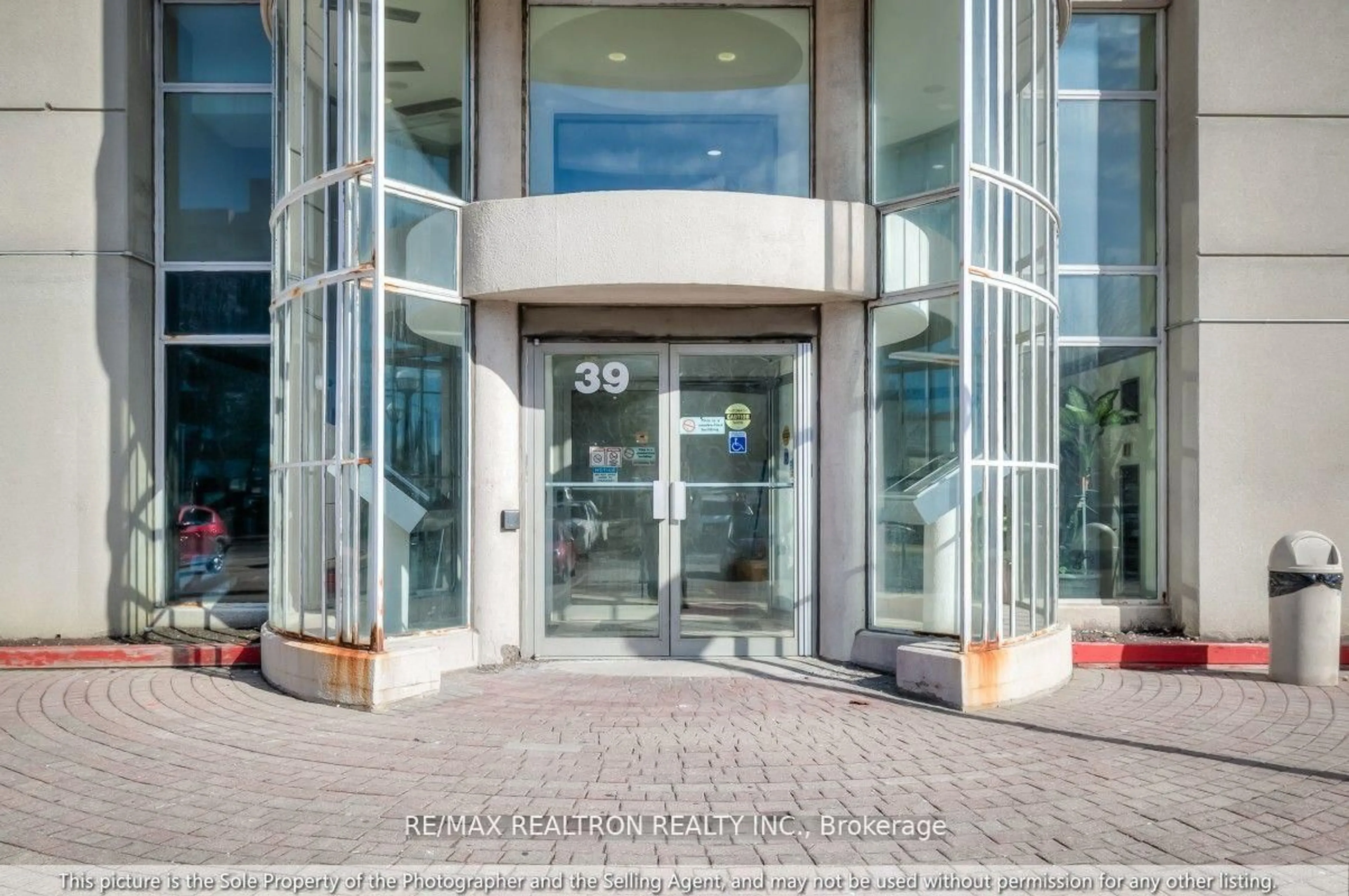 Indoor foyer for 39 Kimbercroft Crt #105, Toronto Ontario M1S 5B5