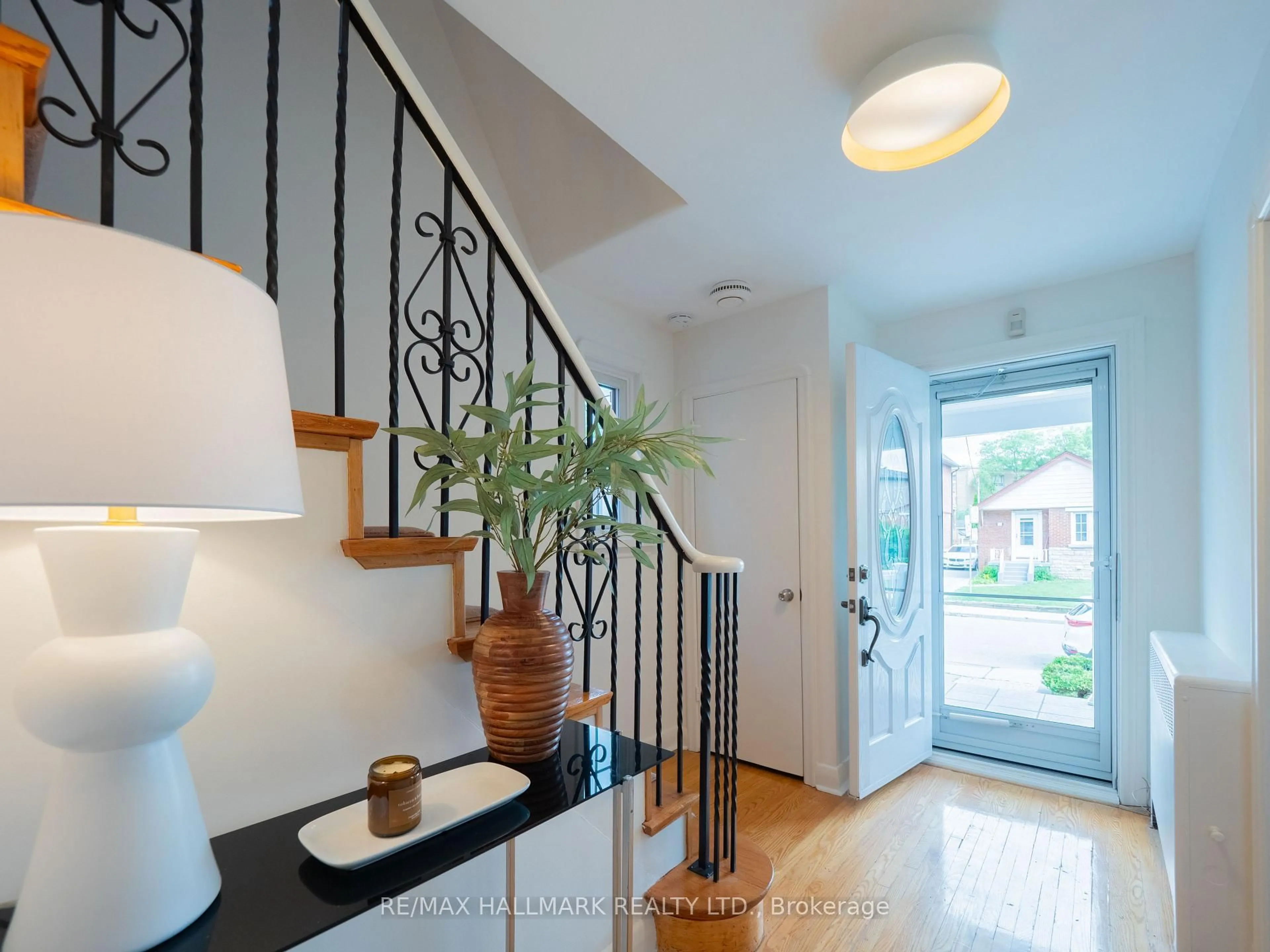 Indoor entryway for 51 Floyd Ave, Toronto Ontario M4K 2B3
