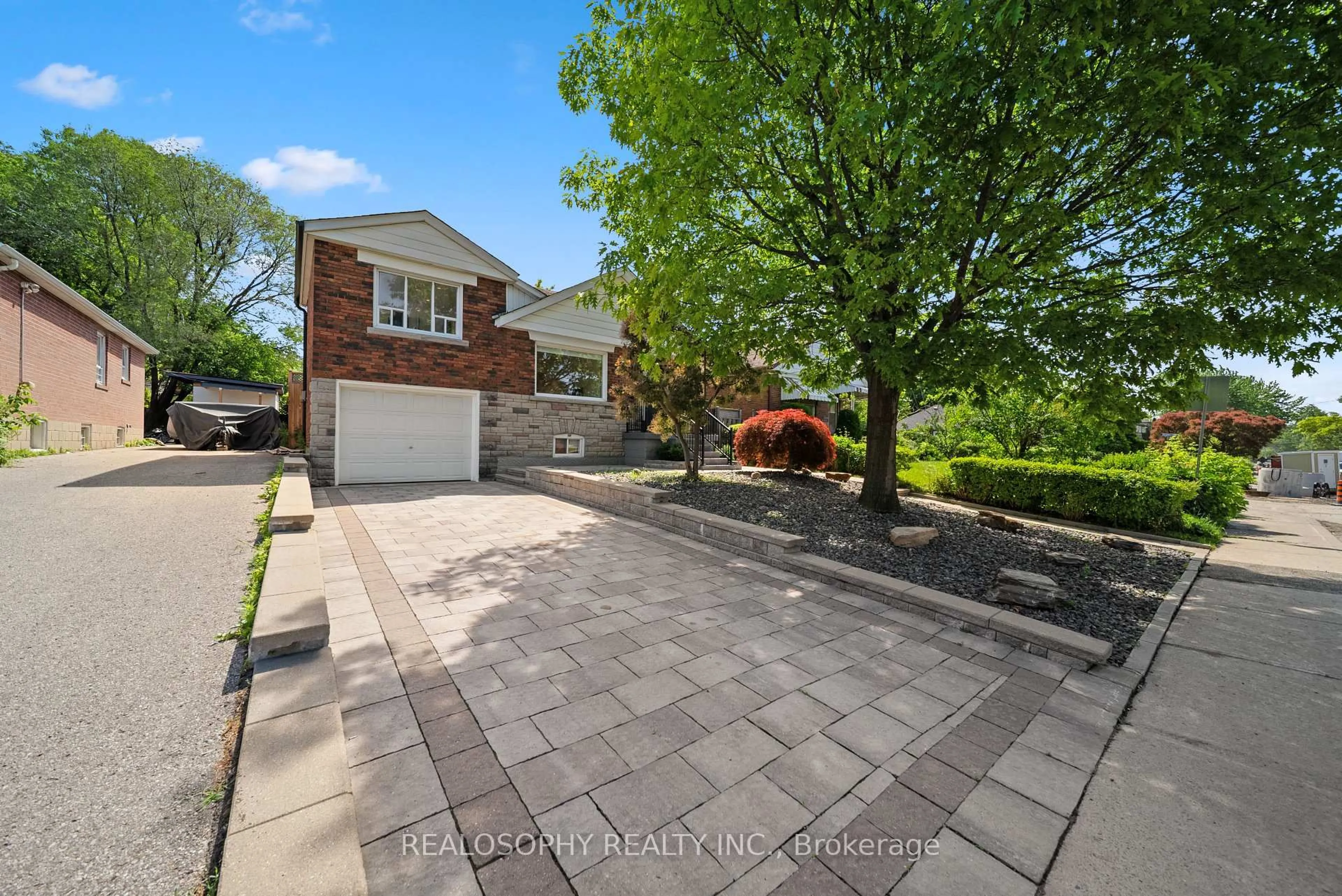 A pic from outside/outdoor area/front of a property/back of a property/a pic from drone, street for 69 Squires Ave, Toronto Ontario M4B 2R7
