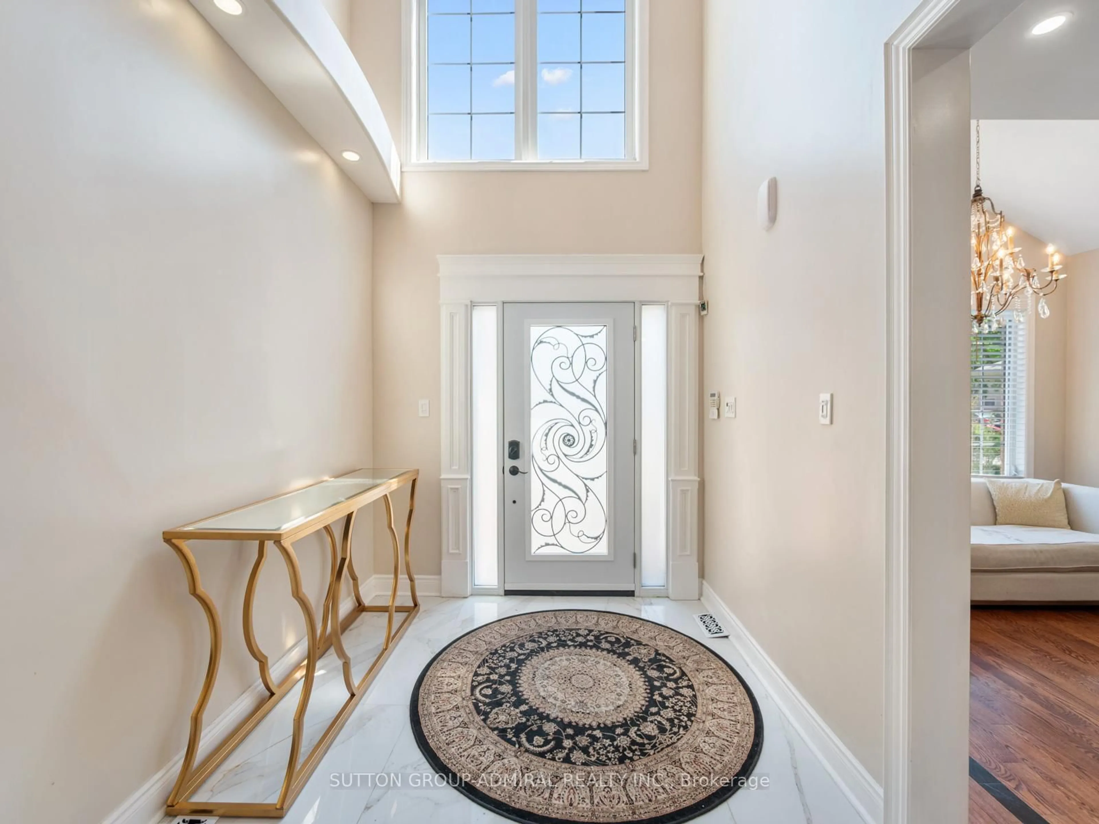 Indoor entryway for 18 Thatcher Ave, Toronto Ontario M1M 2M2