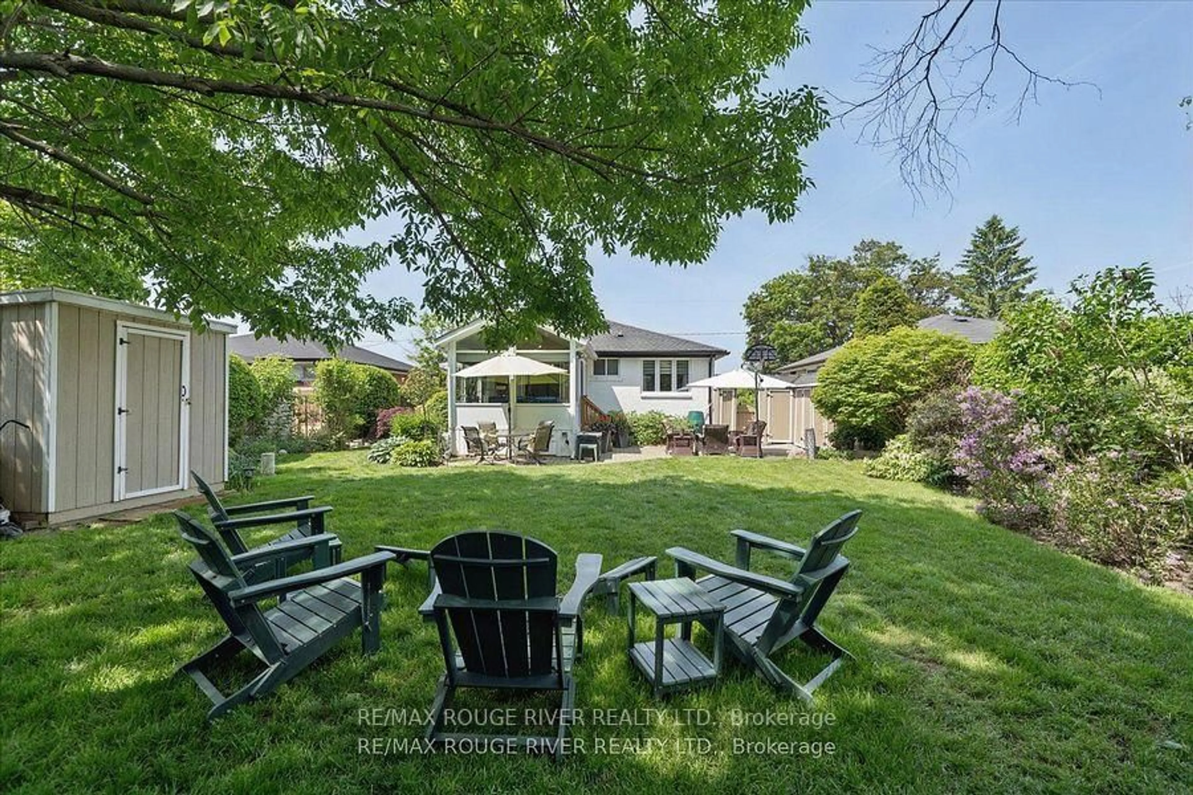 A pic from outside/outdoor area/front of a property/back of a property/a pic from drone, street for 1007 Walton Blvd, Whitby Ontario L1N 3G8