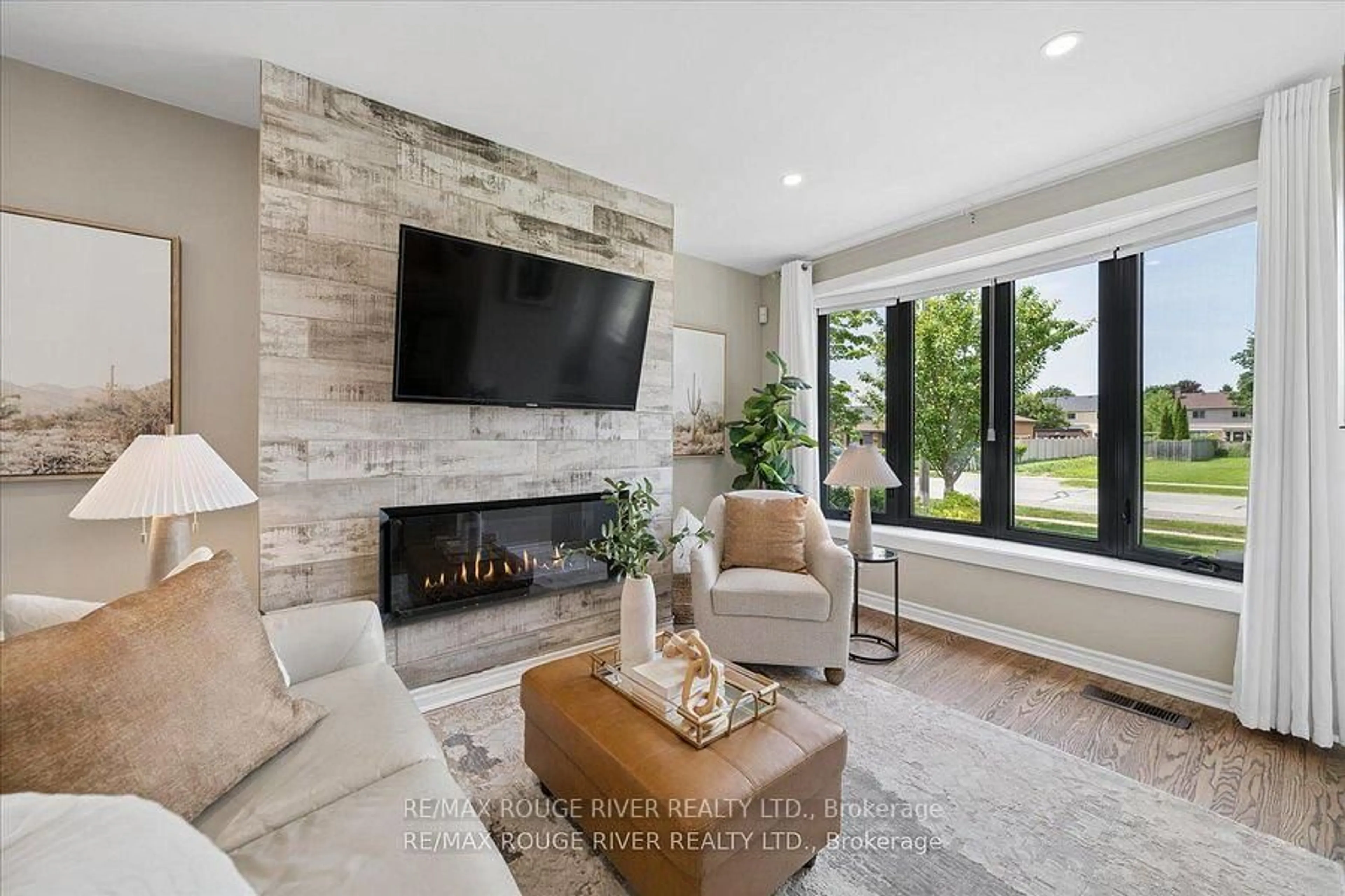 Living room with furniture, unknown for 1007 Walton Blvd, Whitby Ontario L1N 3G8