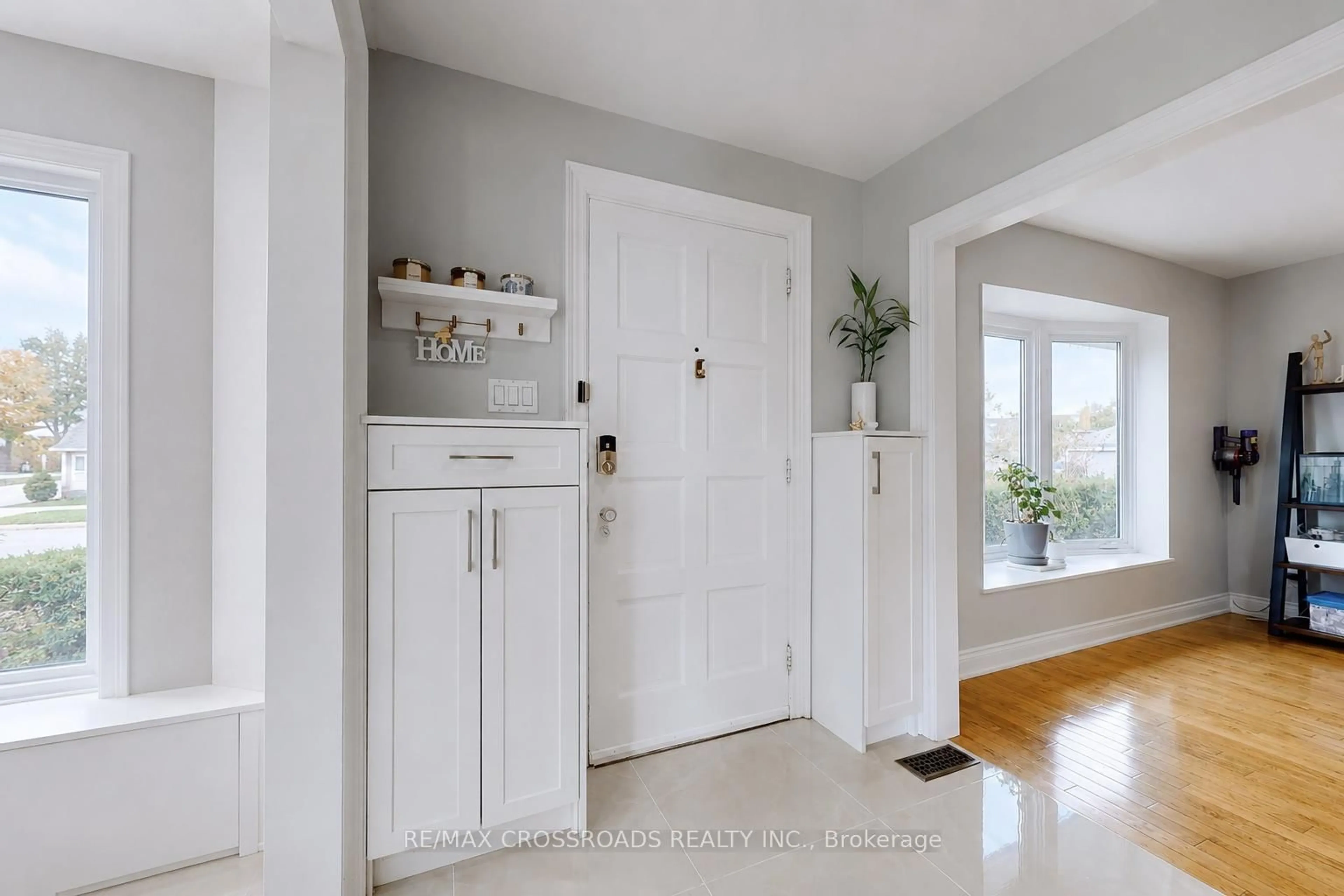 Indoor entryway for 49 King Louis Cres, Toronto Ontario M1T 2X1