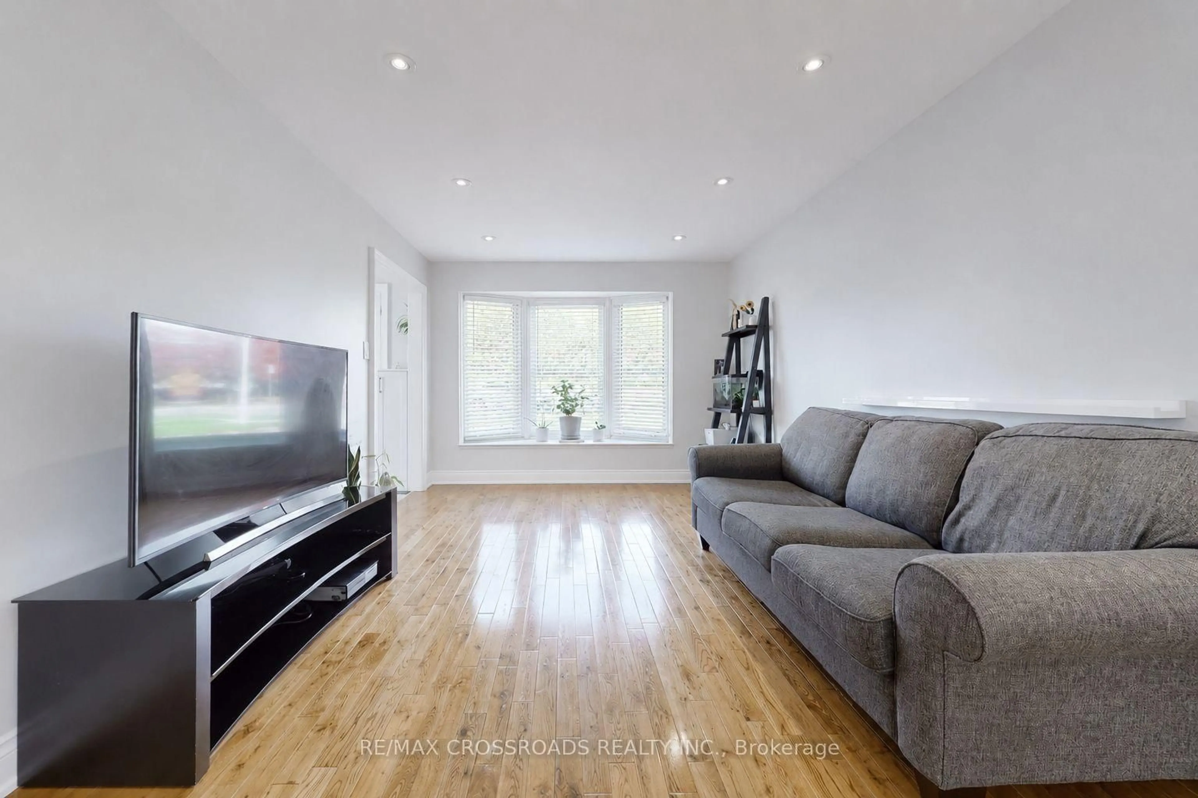 Living room with furniture, wood/laminate floor for 49 King Louis Cres, Toronto Ontario M1T 2X1