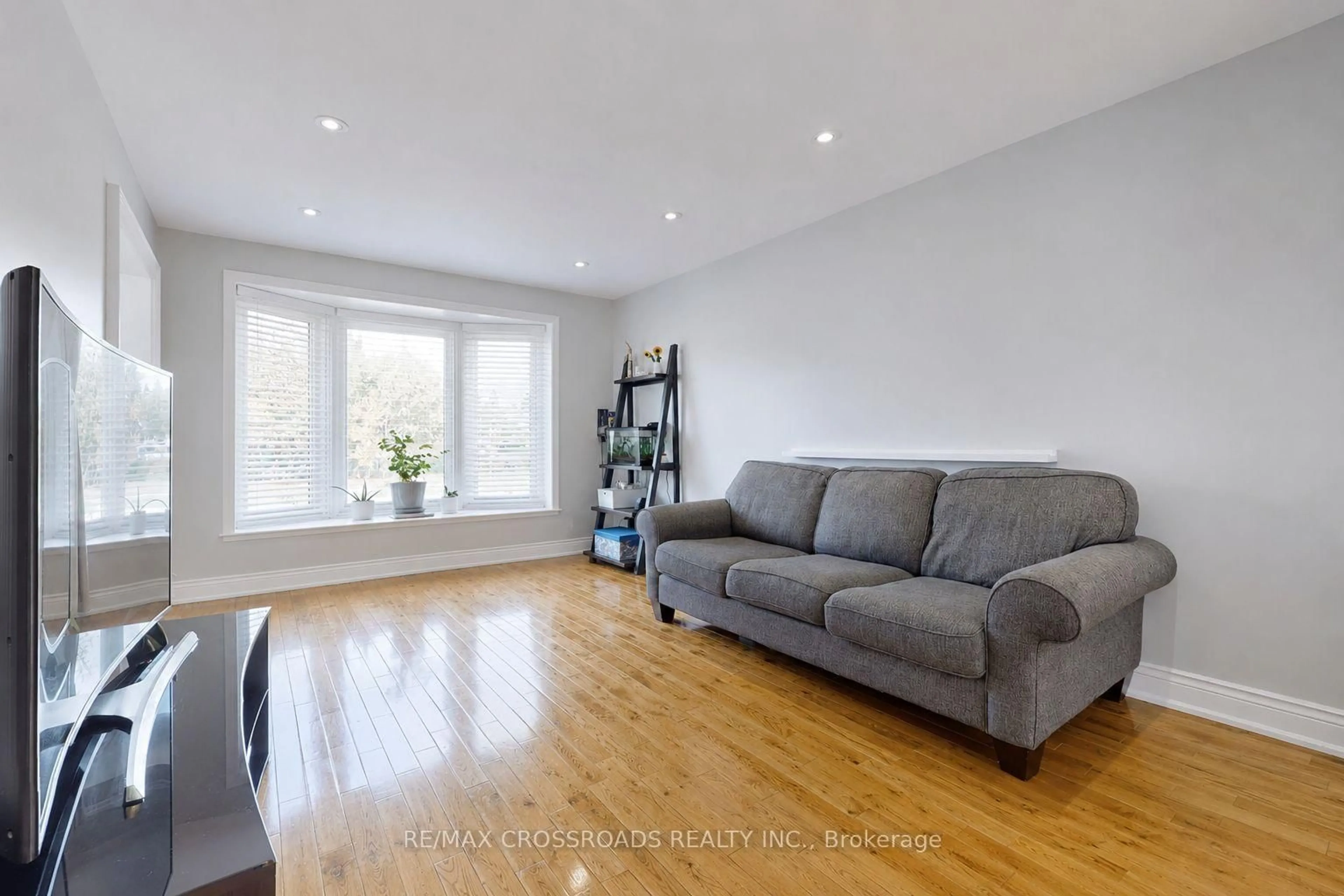 Living room with furniture, wood/laminate floor for 49 King Louis Cres, Toronto Ontario M1T 2X1