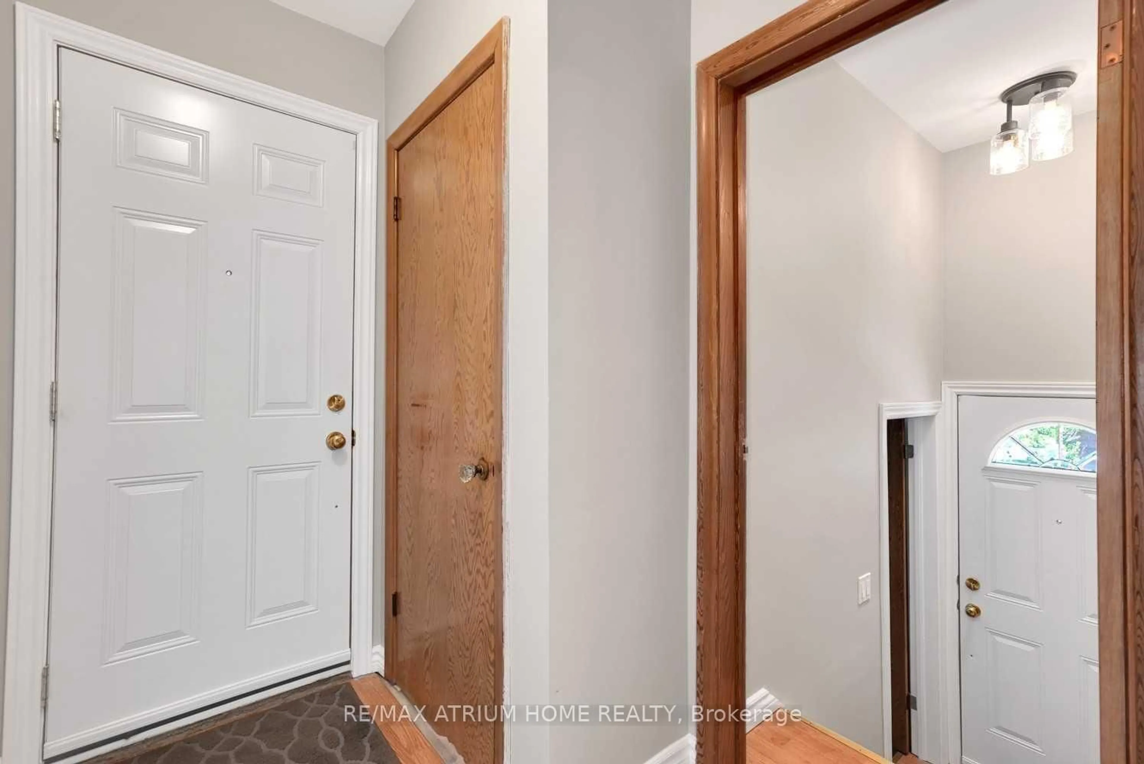 Indoor entryway for 213 Conant St, Oshawa Ontario L1H 3S3