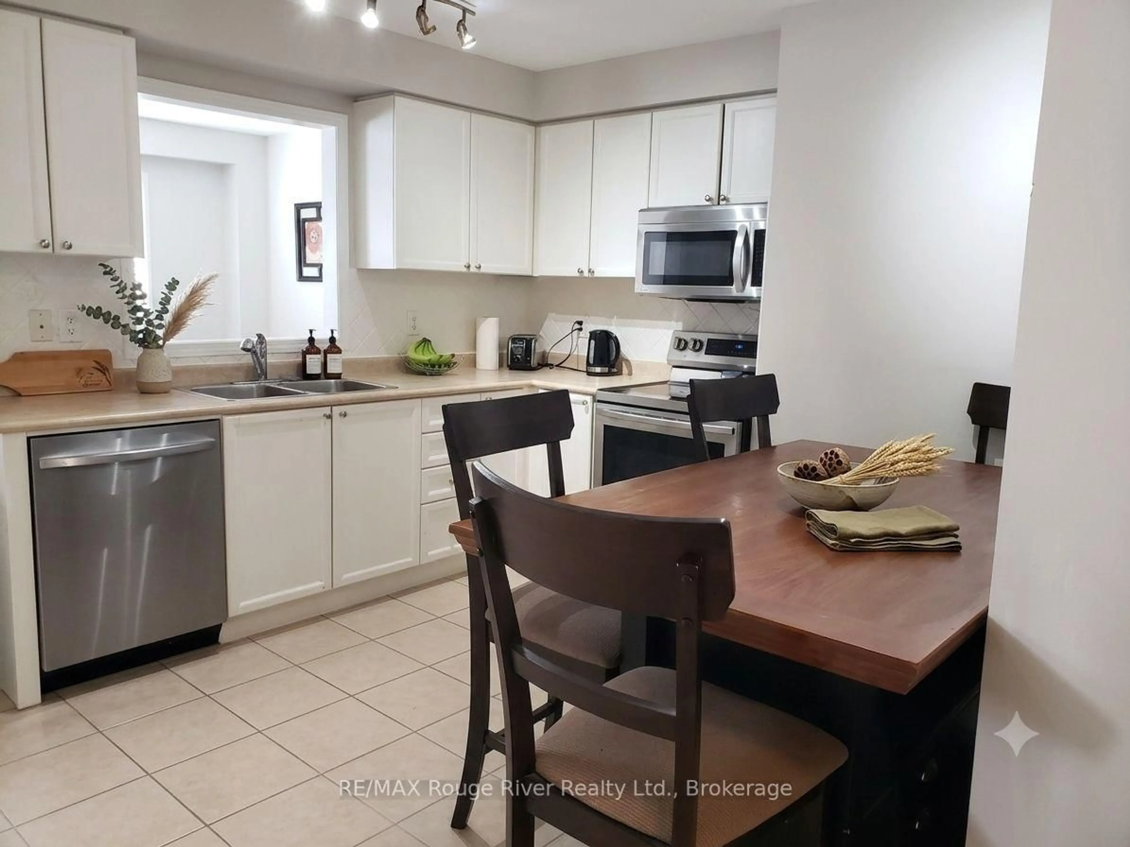 Open concept kitchen, unknown for 115 Kirkland Pl, Whitby Ontario L1P 1W9
