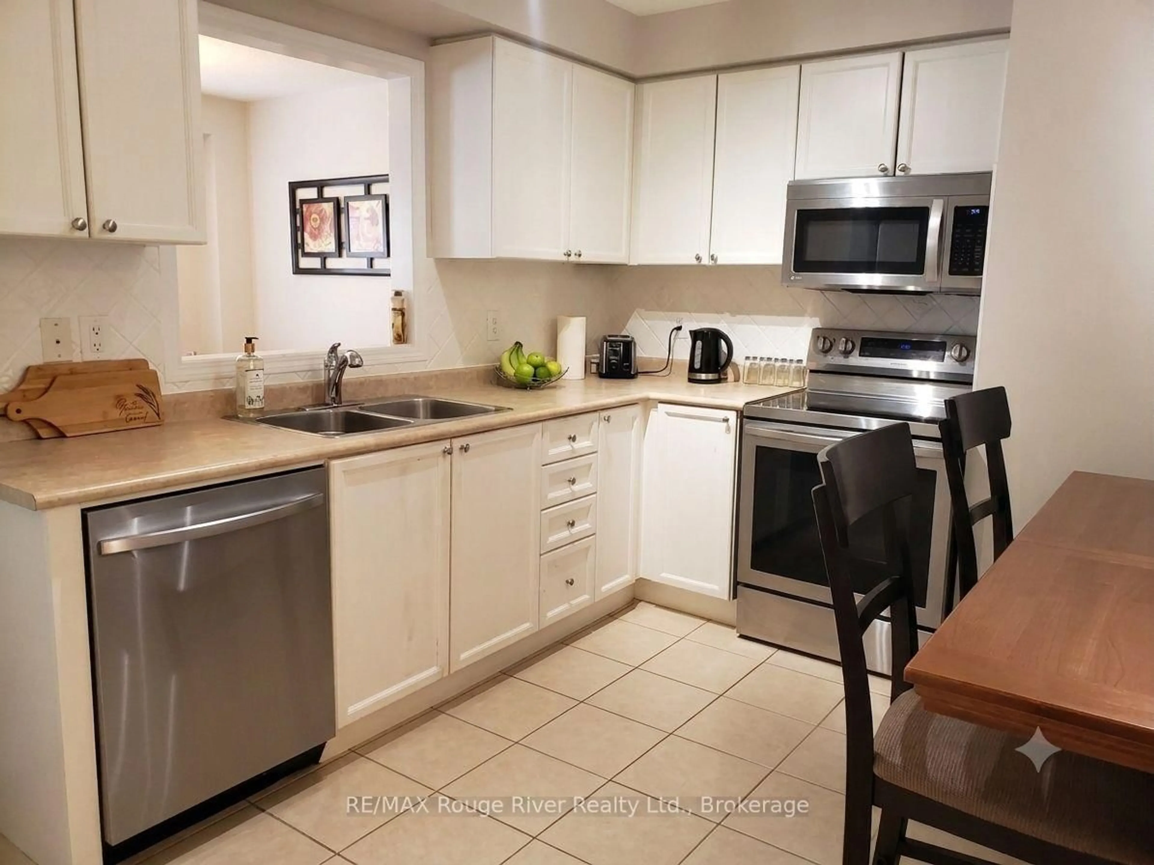 Standard kitchen, ceramic/tile floor for 115 Kirkland Pl, Whitby Ontario L1P 1W9