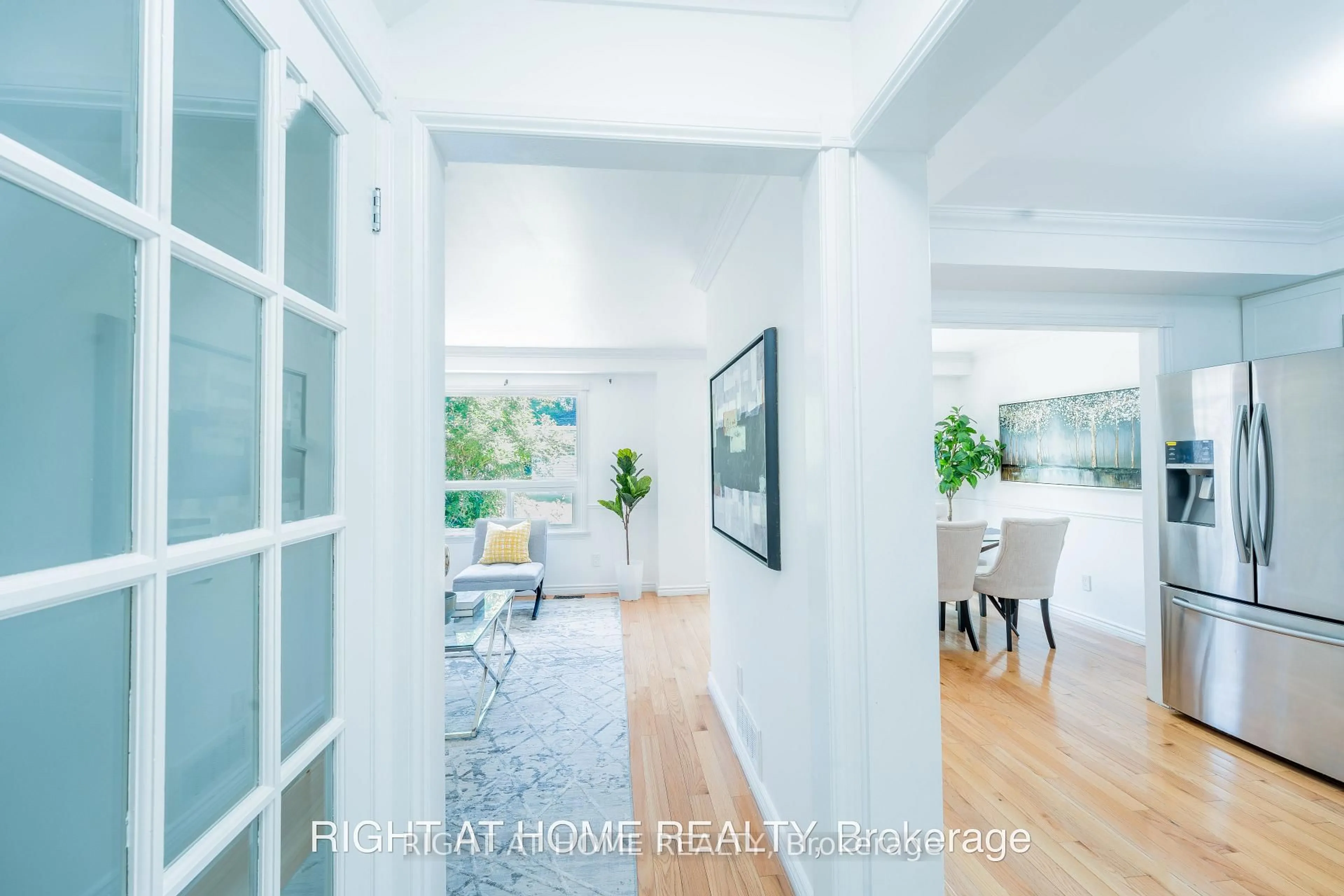 Indoor entryway for 160 Overbank Dr, Oshawa Ontario L1J 7Y5