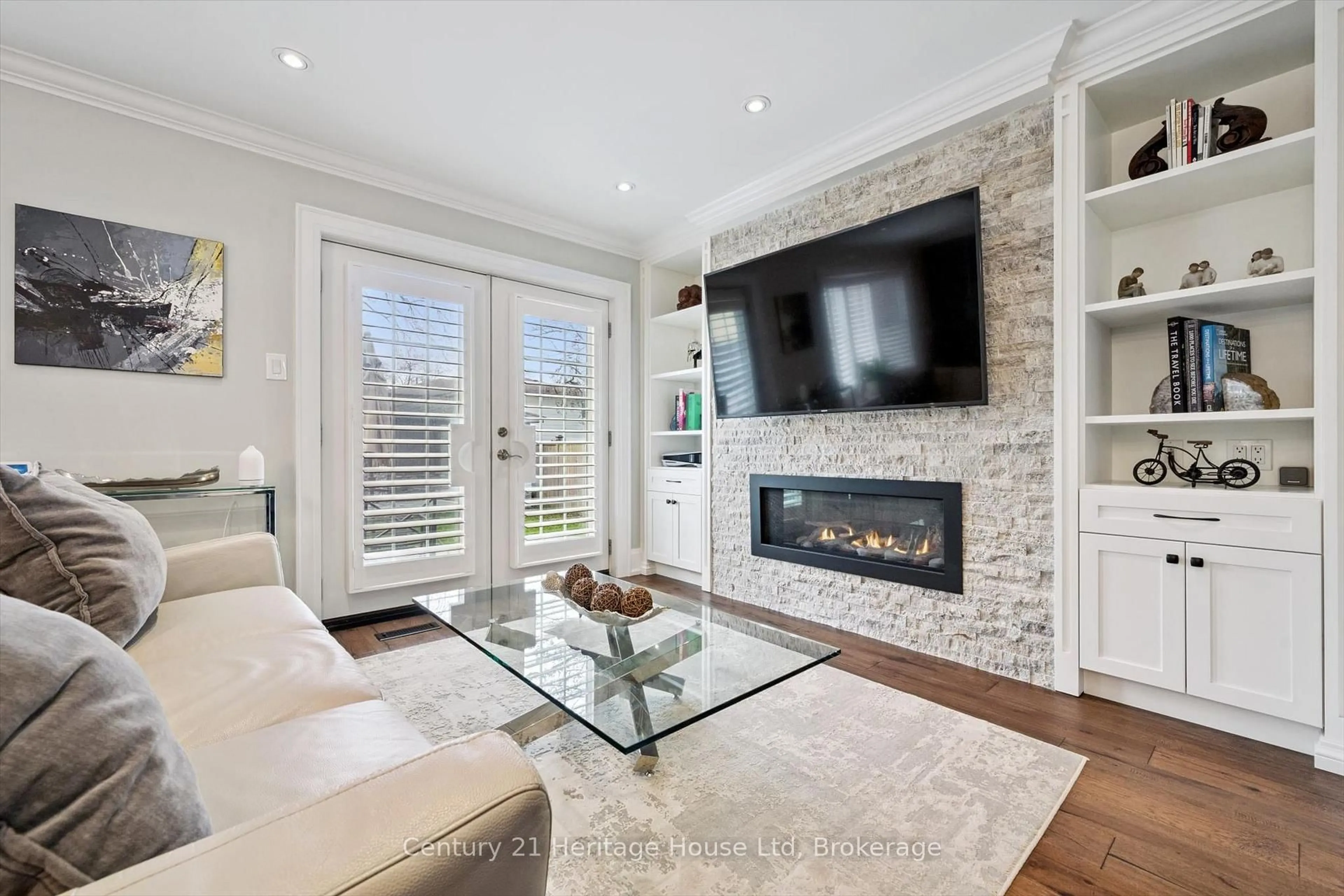 Living room with furniture, unknown for 15 Conference Blvd, Toronto Ontario M1C 2E1