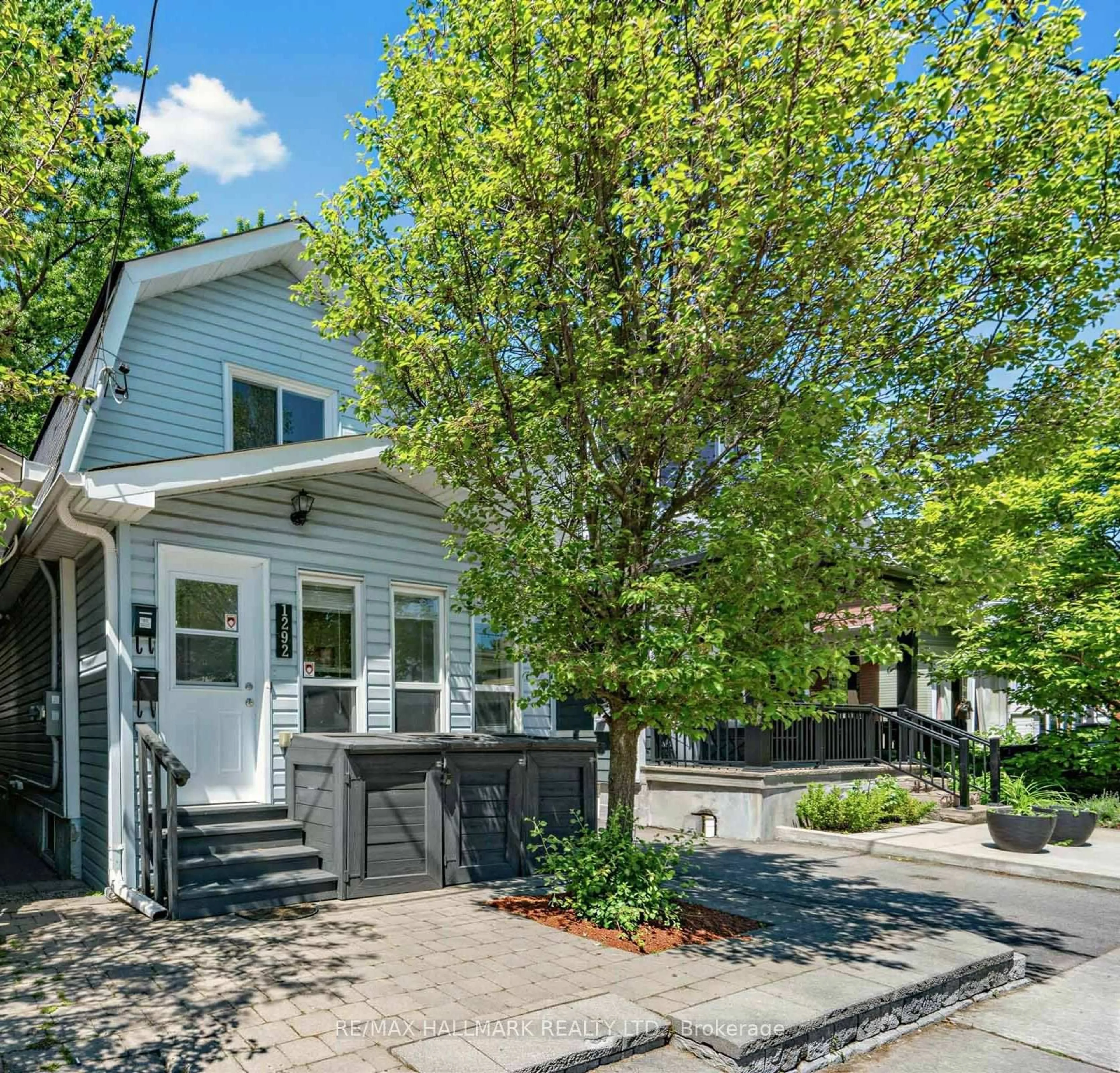 Home with vinyl exterior material, street for 1292 Woodbine Ave, Toronto Ontario M4C 4E7