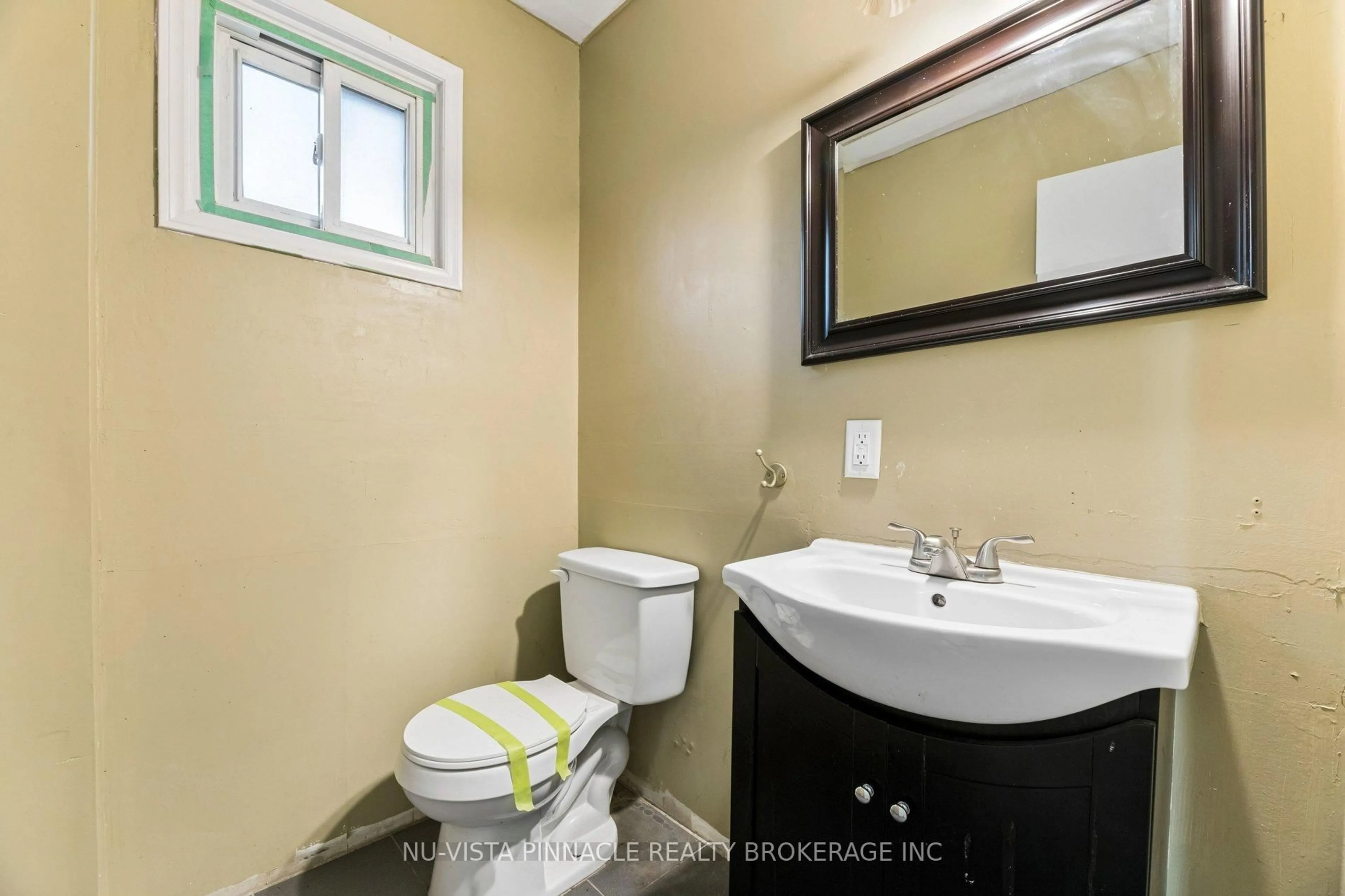 Standard bathroom, ceramic/tile floor for 1627 Alwin Circ, Pickering Ontario L1V 2W1