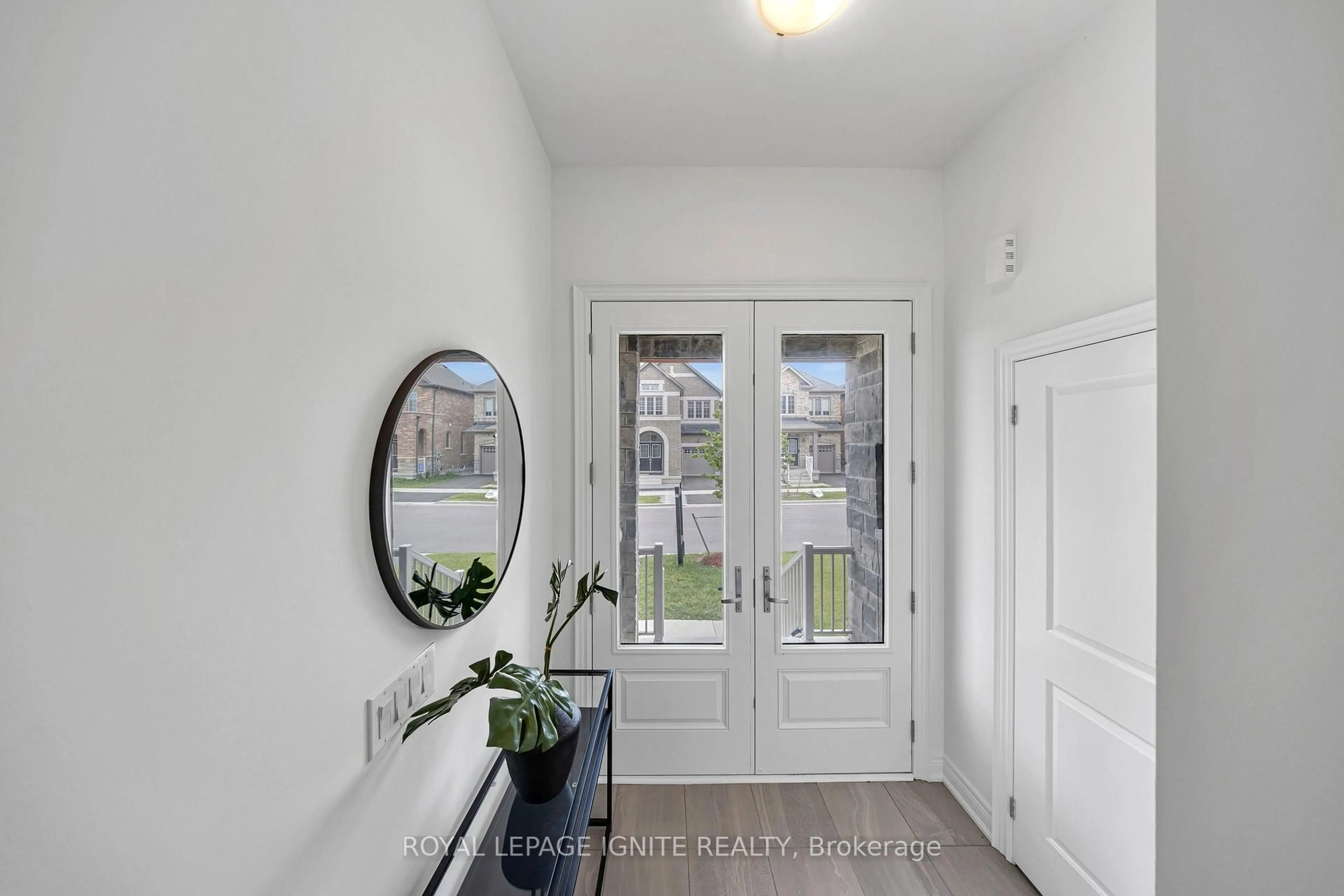 Indoor entryway for 1040 Skyridge Blvd, Pickering Ontario L1X 0G5