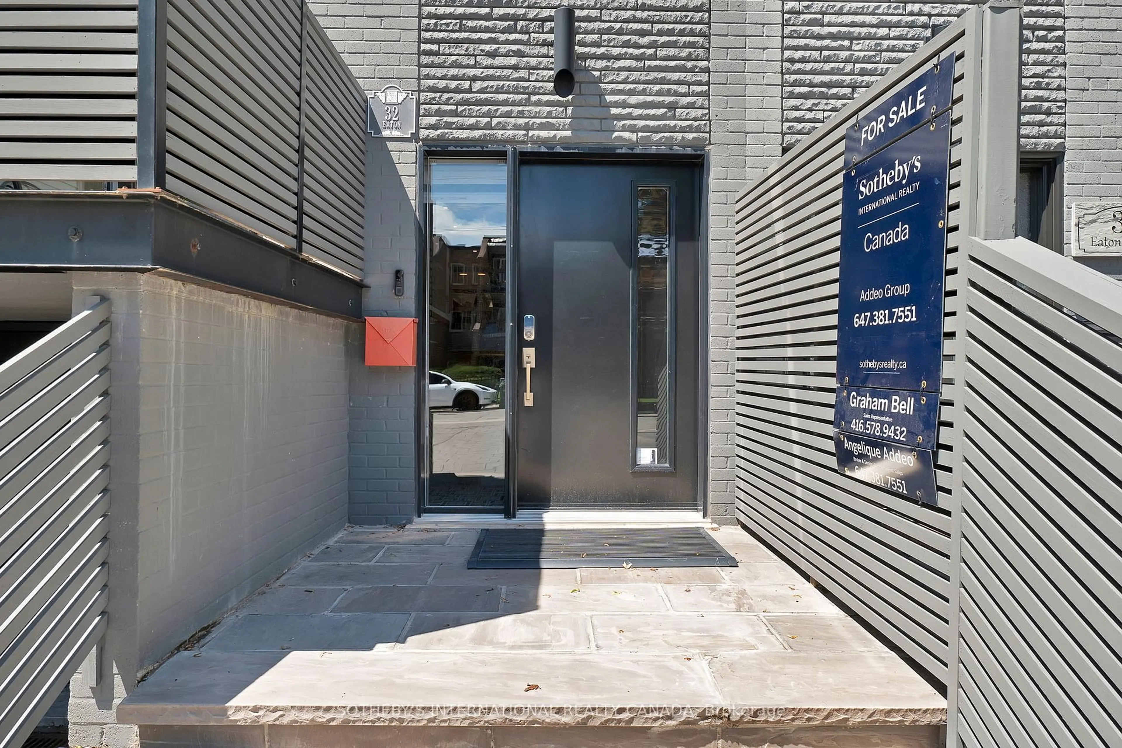 Indoor foyer for 32 Eaton Ave, Toronto Ontario M4J 2Z5