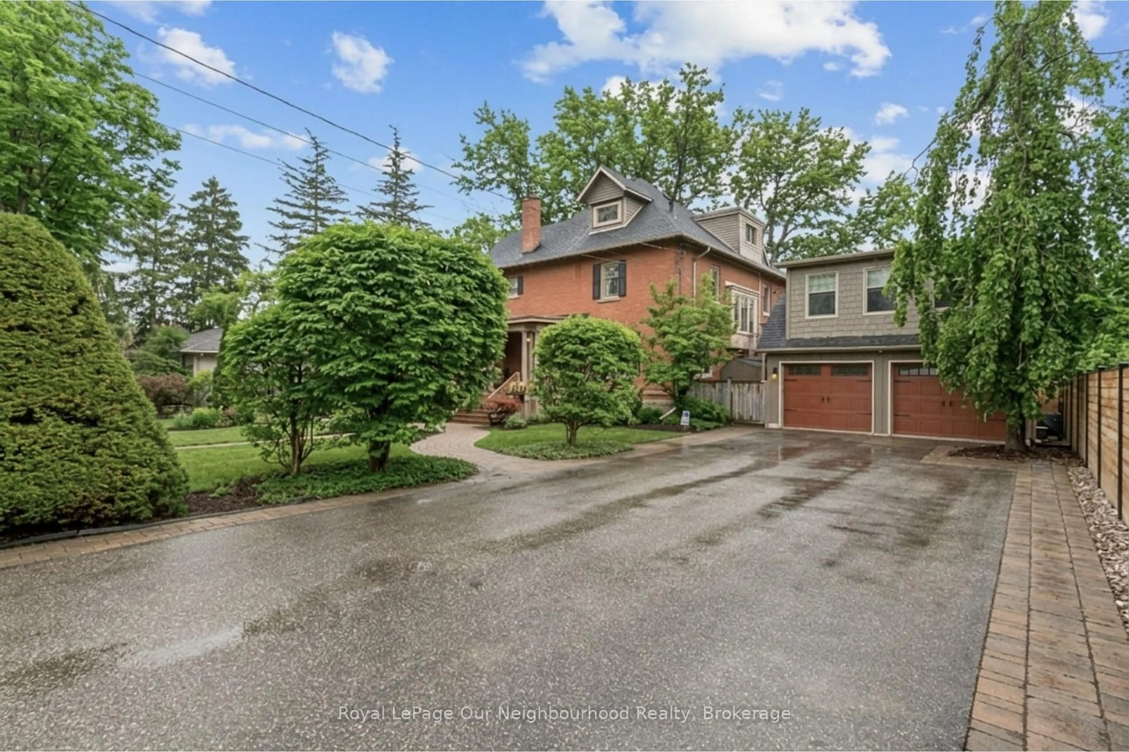 A pic from outside/outdoor area/front of a property/back of a property/a pic from drone, street for 305 Trent St, Whitby Ontario L1N 1M3
