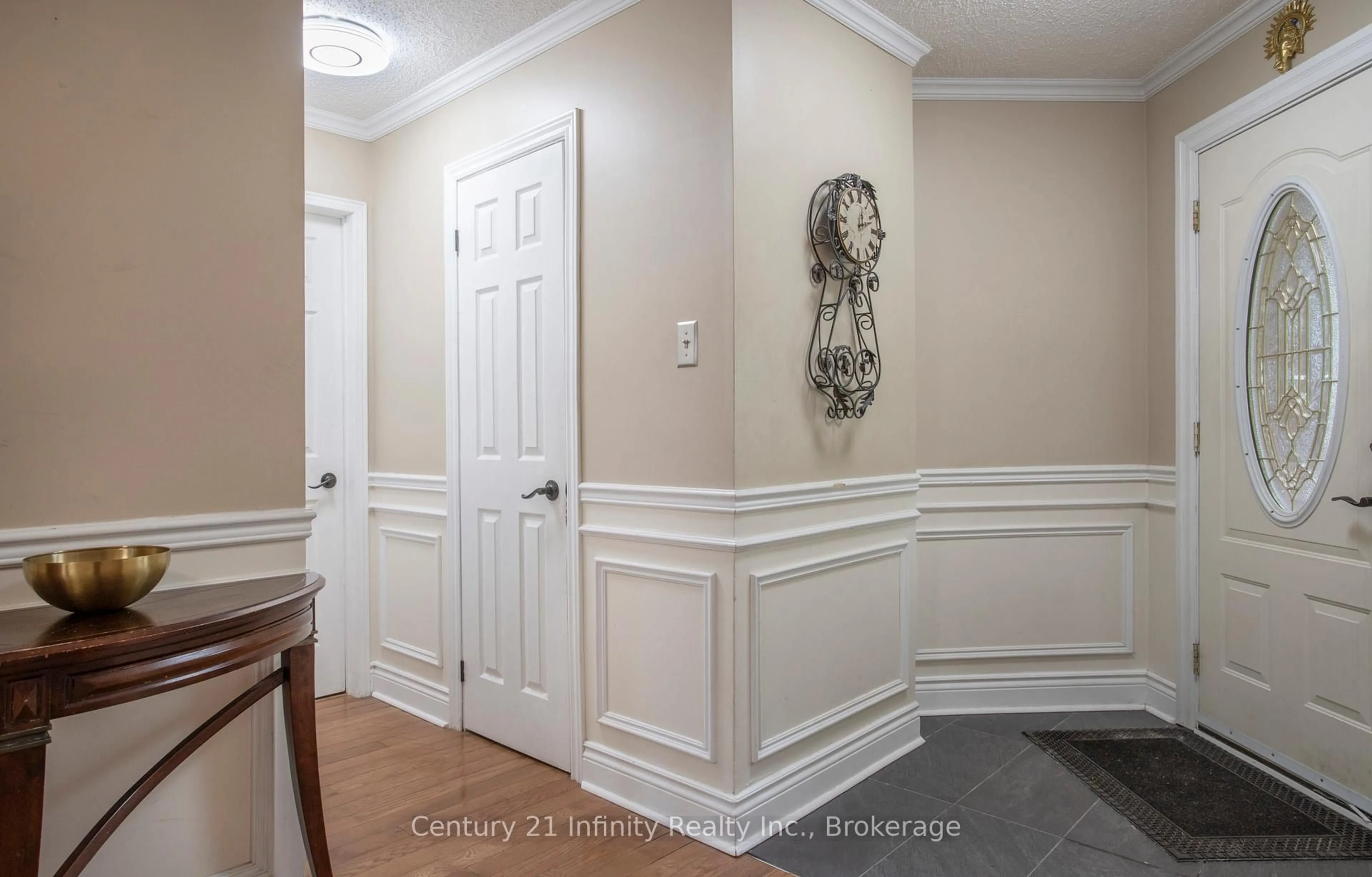 Indoor entryway for 1144 Thimbleberry Circ, Oshawa Ontario L1K 2H1