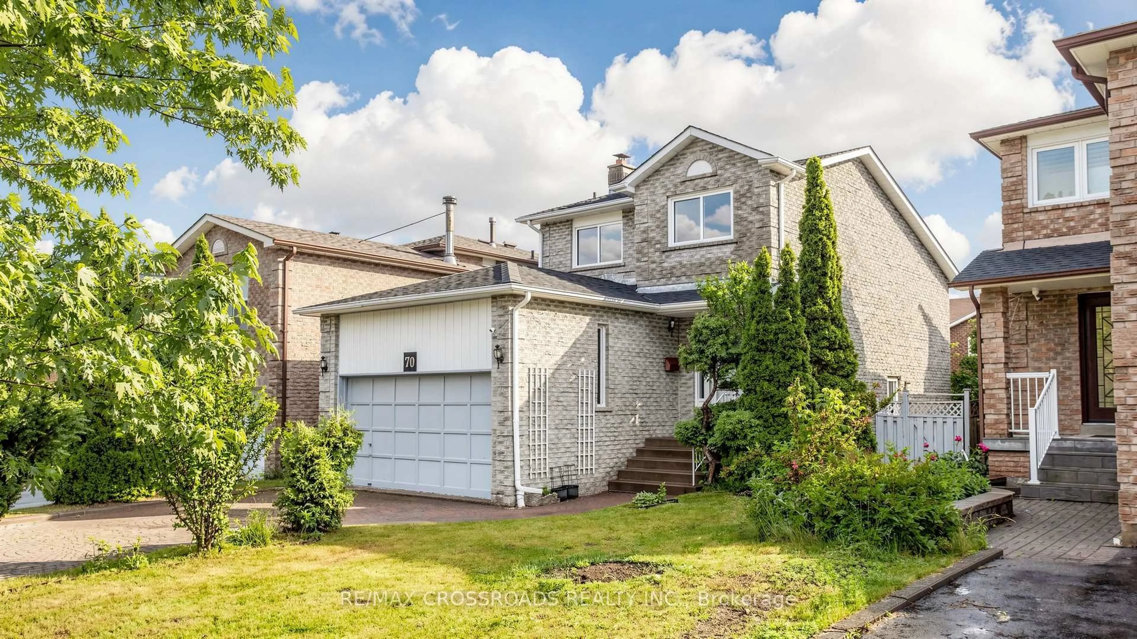 Home with vinyl exterior material, street for 70 Halfmoon Sq, Toronto Ontario M1C 3V3