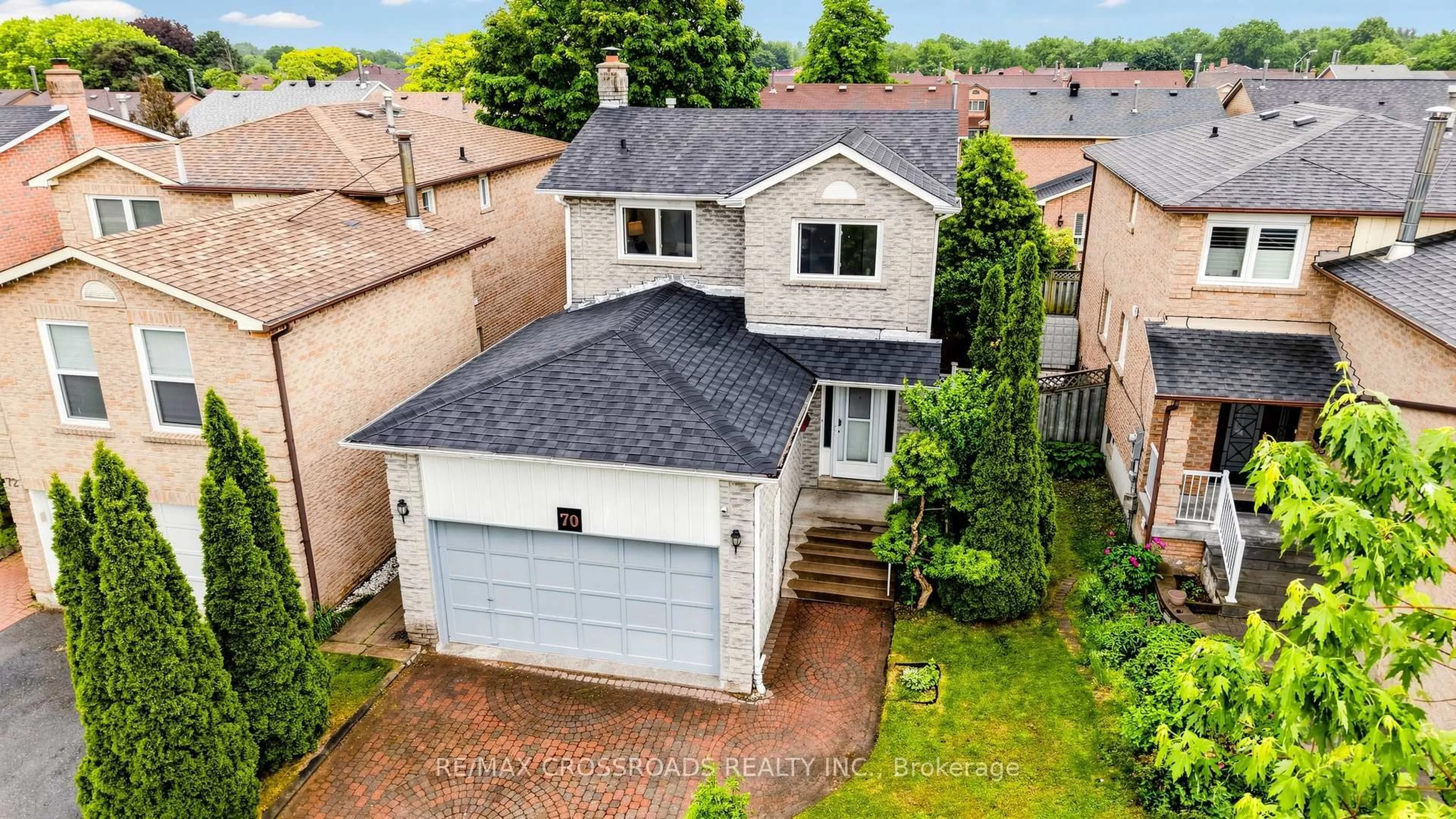 A pic from outside/outdoor area/front of a property/back of a property/a pic from drone, street for 70 Halfmoon Sq, Toronto Ontario M1C 3V3