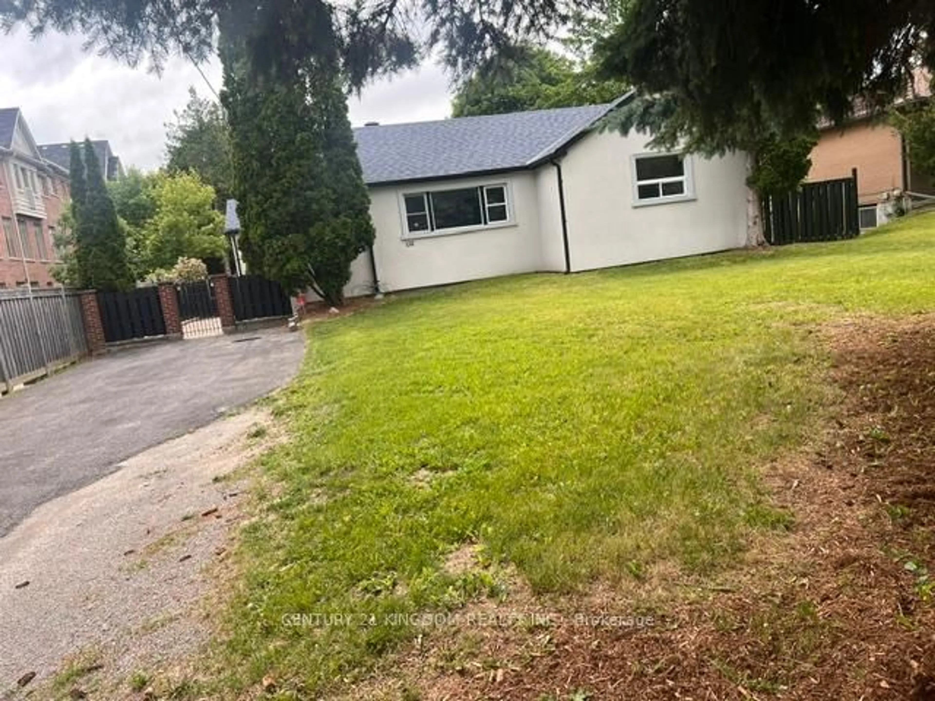 A pic from outside/outdoor area/front of a property/back of a property/a pic from drone, street for 132 Old Harwood Ave, Ajax Ontario L1T 4W4