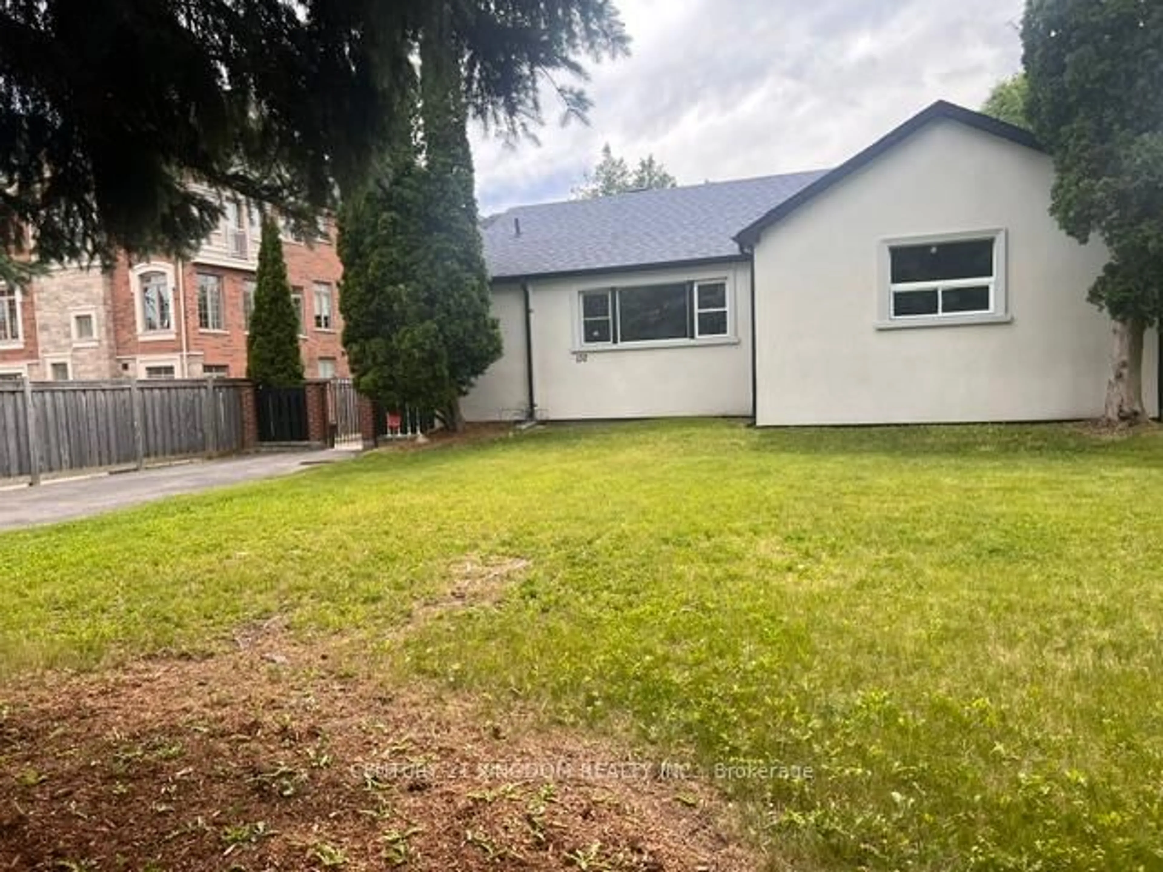 A pic from outside/outdoor area/front of a property/back of a property/a pic from drone, street for 132 Old Harwood Ave, Ajax Ontario L1T 4W4