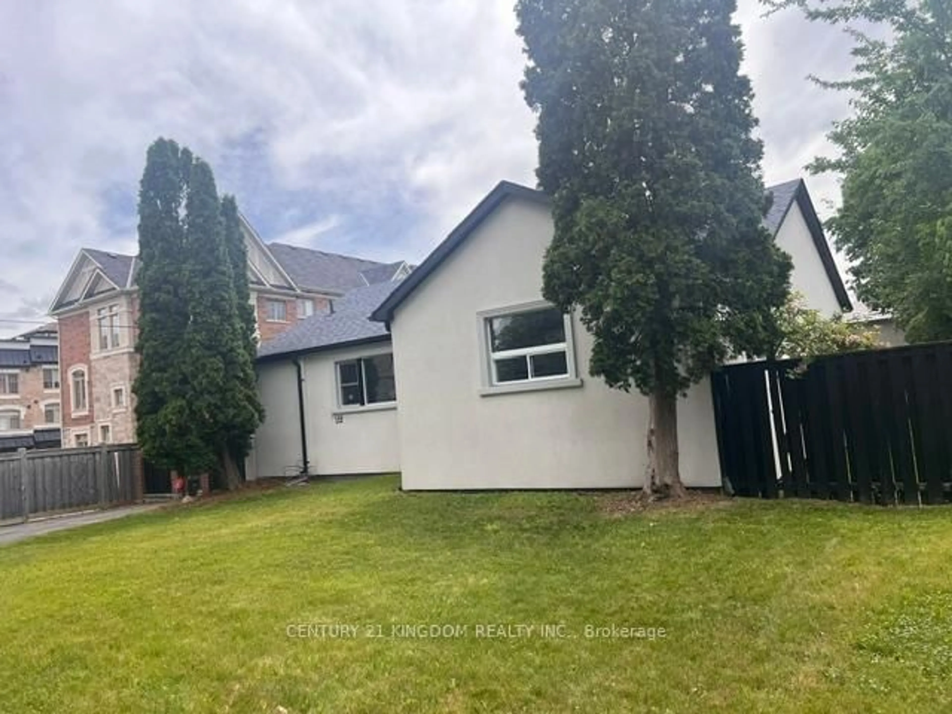 A pic from outside/outdoor area/front of a property/back of a property/a pic from drone, street for 132 Old Harwood Ave, Ajax Ontario L1T 4W4