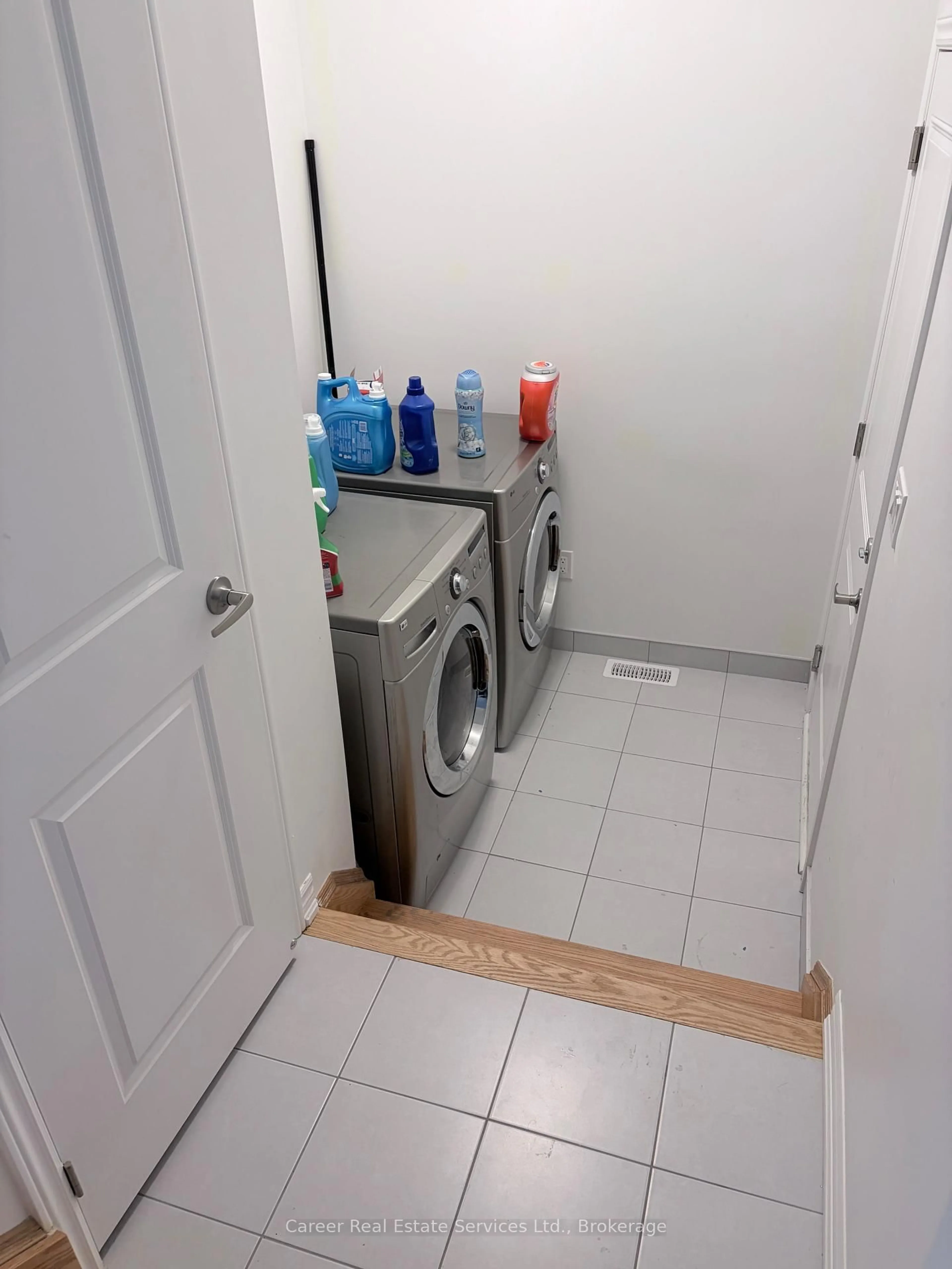 Laundry room for 777 Chinook Path, Oshawa Ontario L1H 0A7