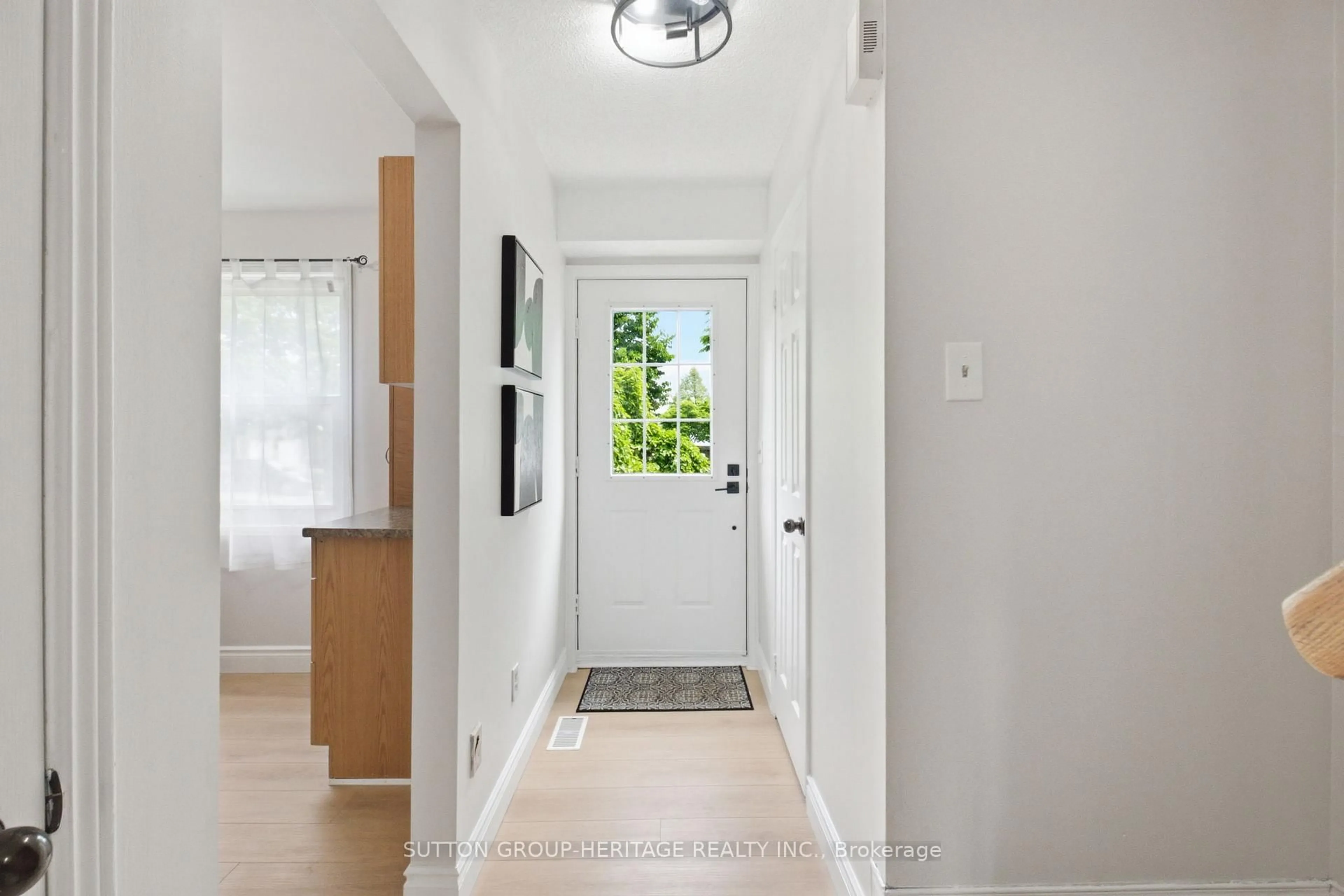Indoor entryway for 1413 Beaverbrook Crt, Oshawa Ontario L1J 8L1