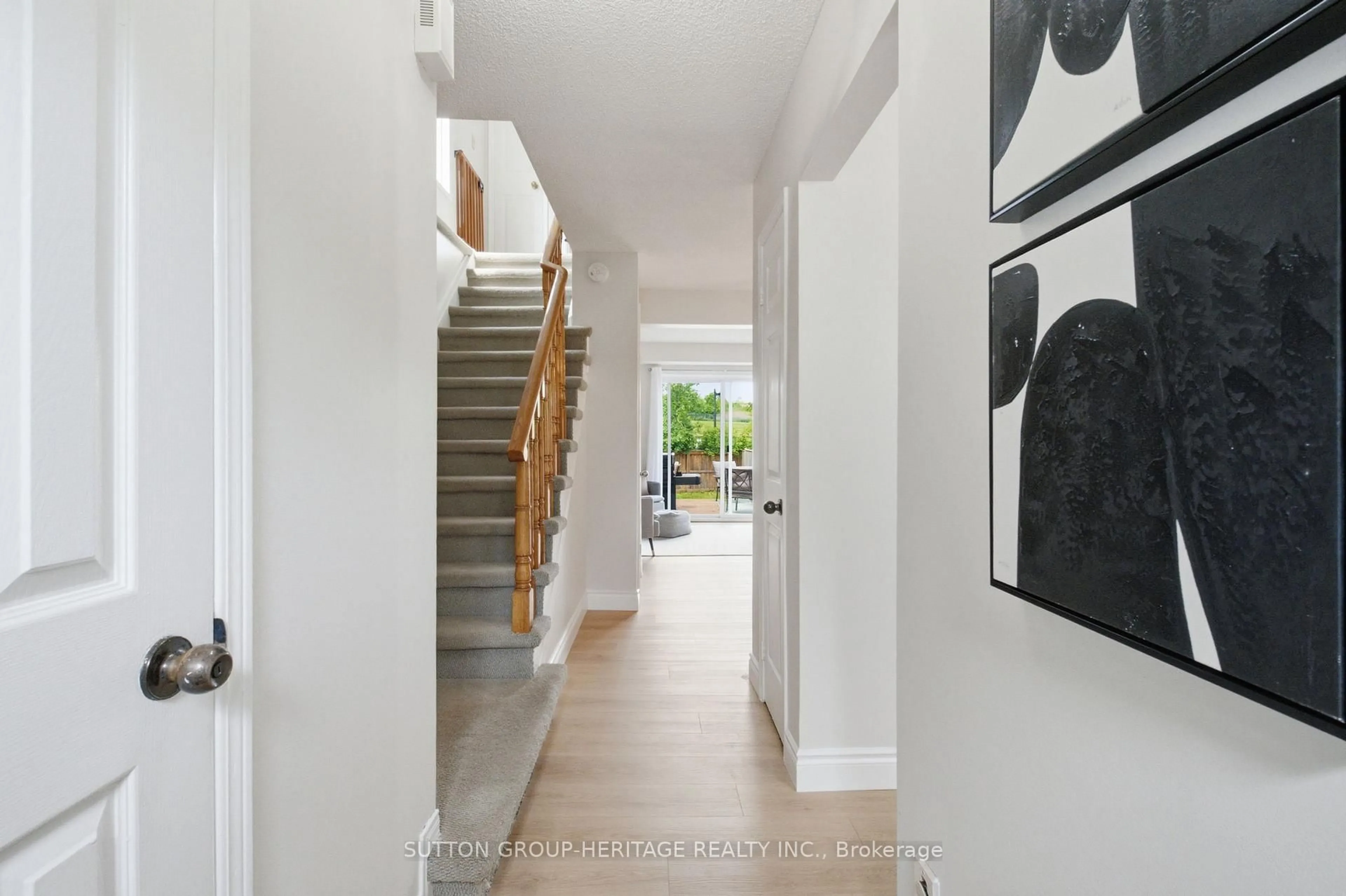 Indoor foyer for 1413 Beaverbrook Crt, Oshawa Ontario L1J 8L1
