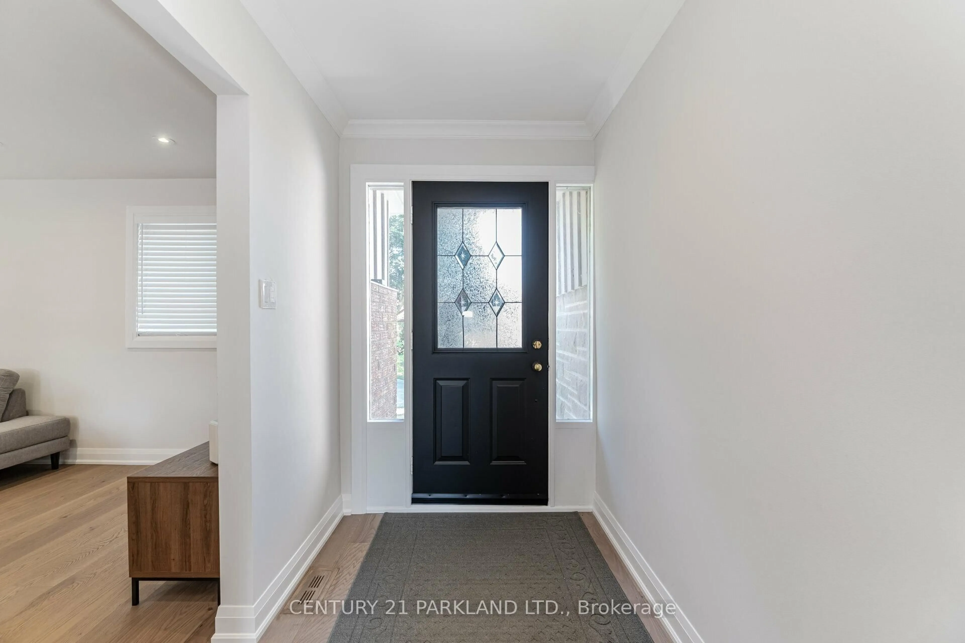 Indoor entryway for 21 Heda Crt, Whitby Ontario L1N 5Y9