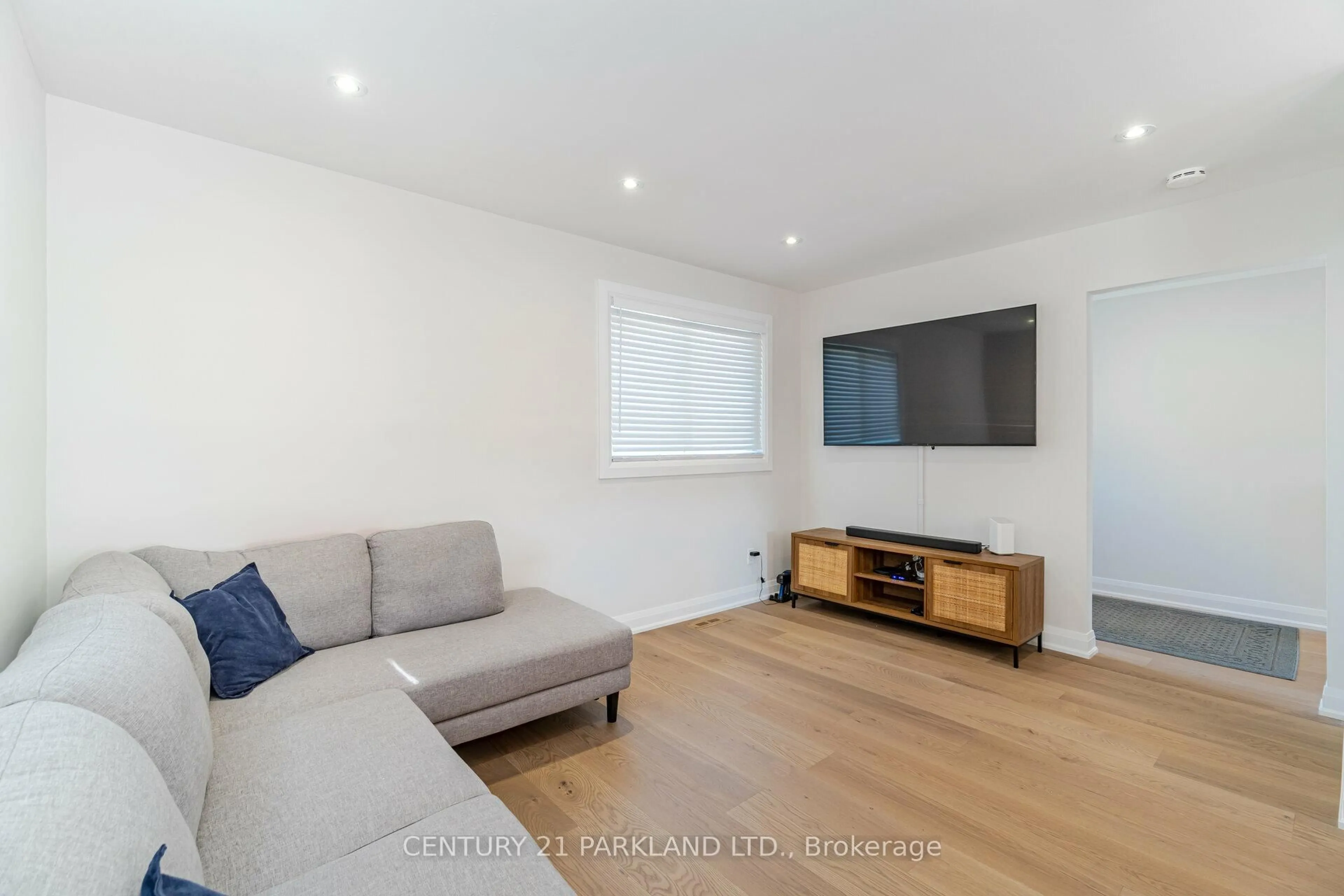Living room with furniture, wood/laminate floor for 21 Heda Crt, Whitby Ontario L1N 5Y9