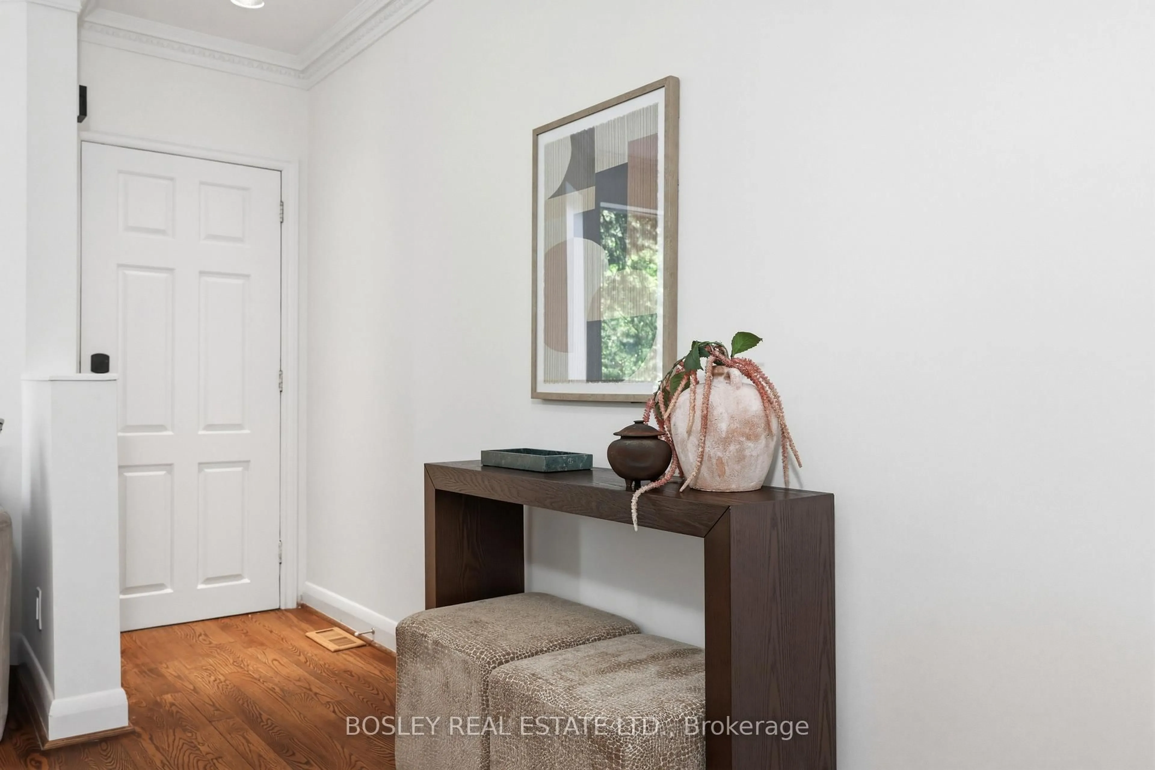 Indoor entryway for 34 Tennis Cres, Toronto Ontario M4K 1J3